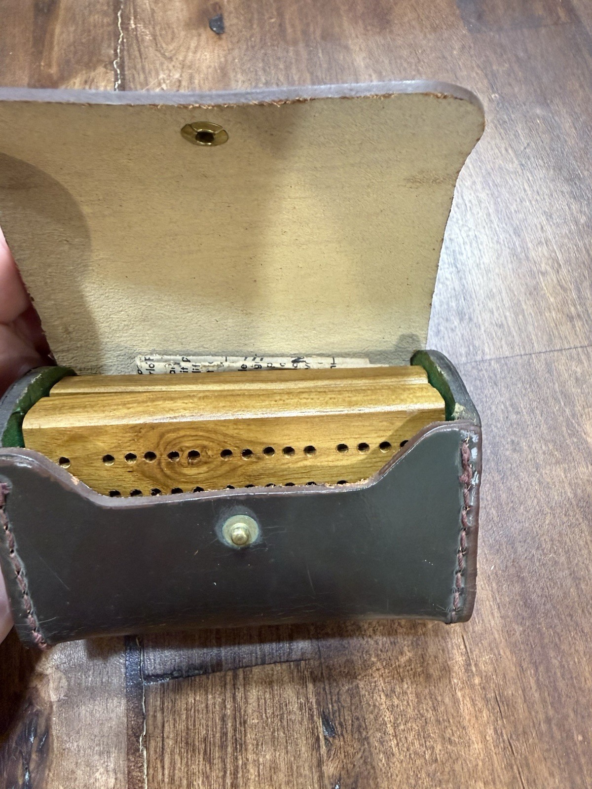 1950’s Pacific Game Company Cribbage Folding Board w/ Leather Case Pegs Rules