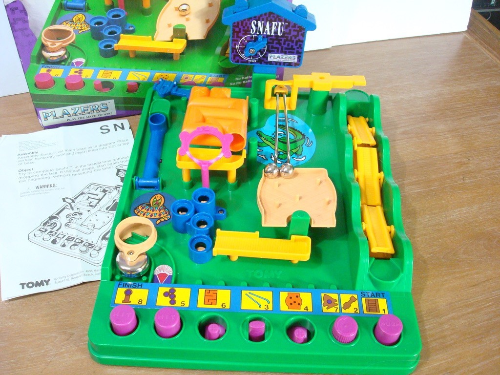 VTG 1991 Snafu Tomy Screwball Scramble Run Yourself Ragged Marble Maze 2 Marbles