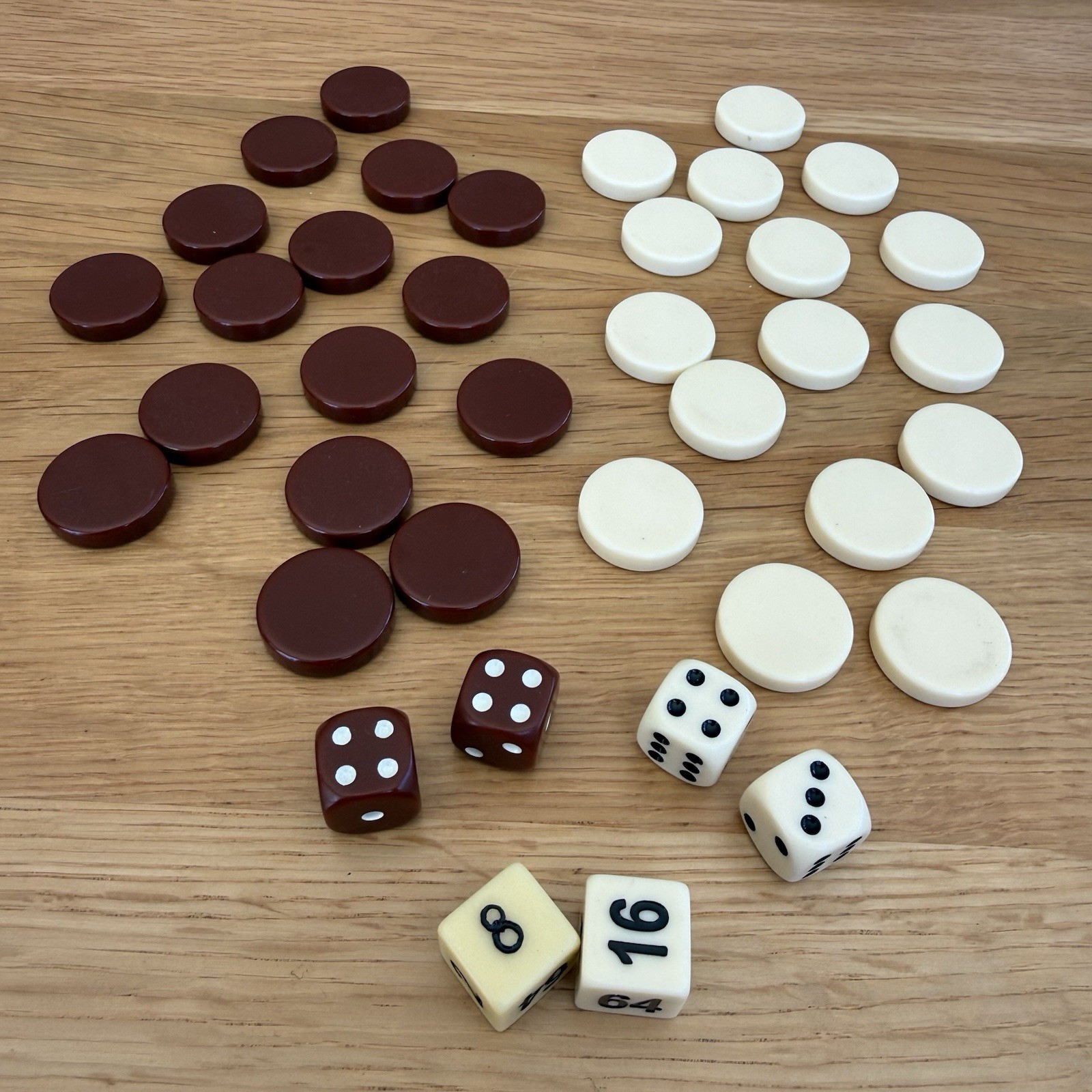 16 White And 16 Brown 1 1/8in Vintage Lowe Backgammon Checkers + Cube + 4 Dice