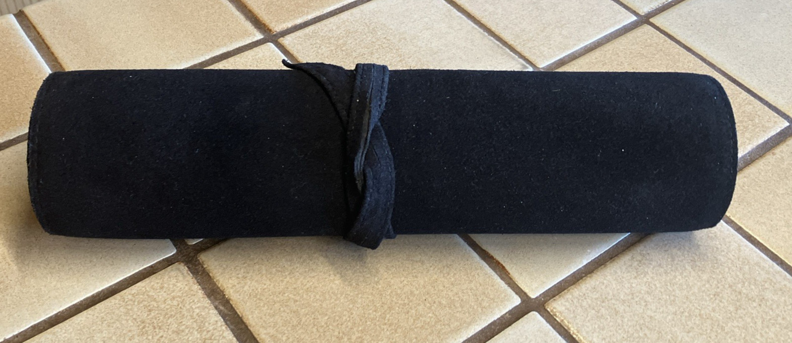 TRAVEL ROLL-UP BACKGAMMON 15″ SILVER METALLIC & BLACK SUEDE, TEAL & BLACK CHIPS