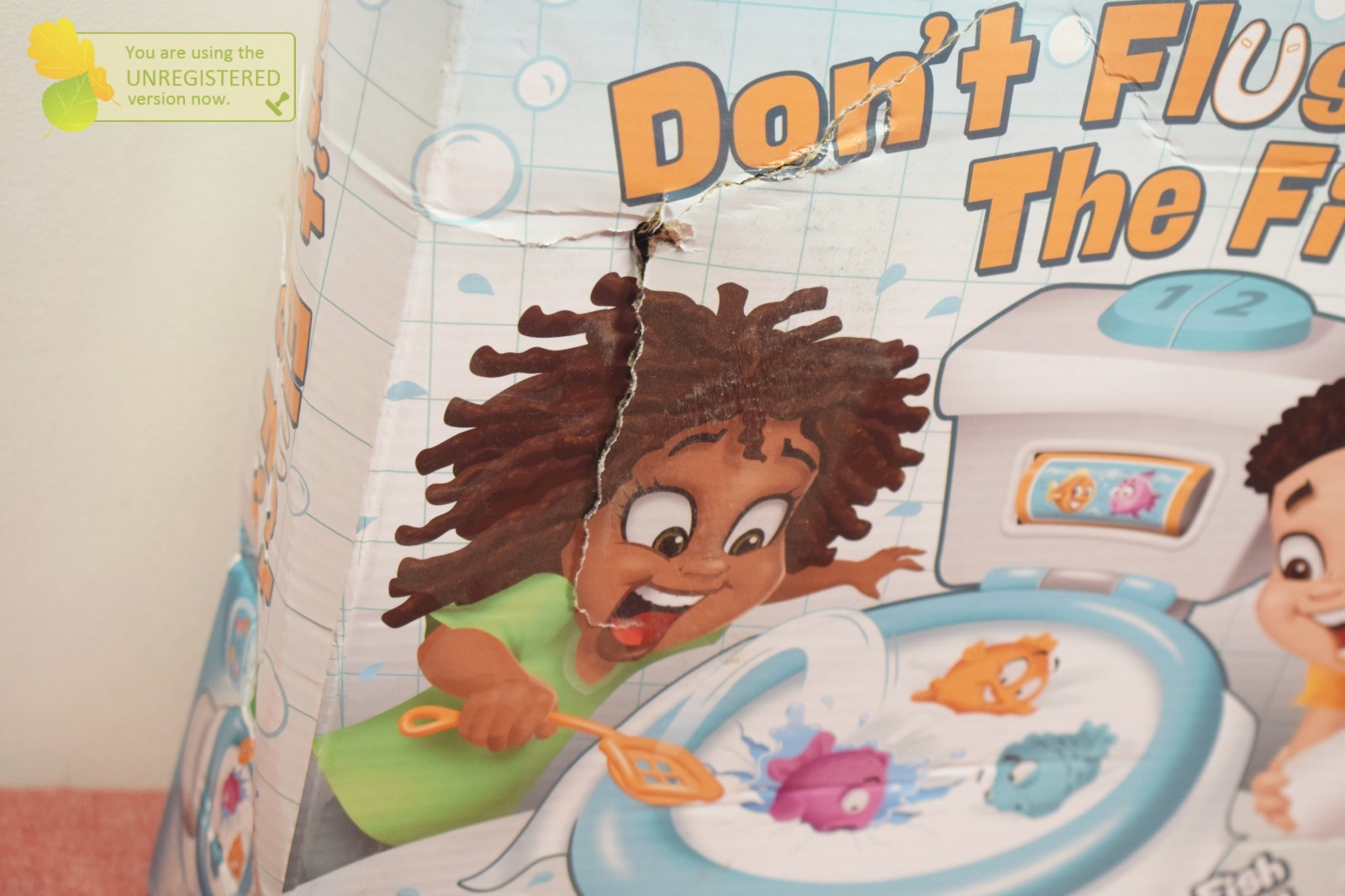 PlayMonster Dont Flush the Fish Board Game (Pack Wear)