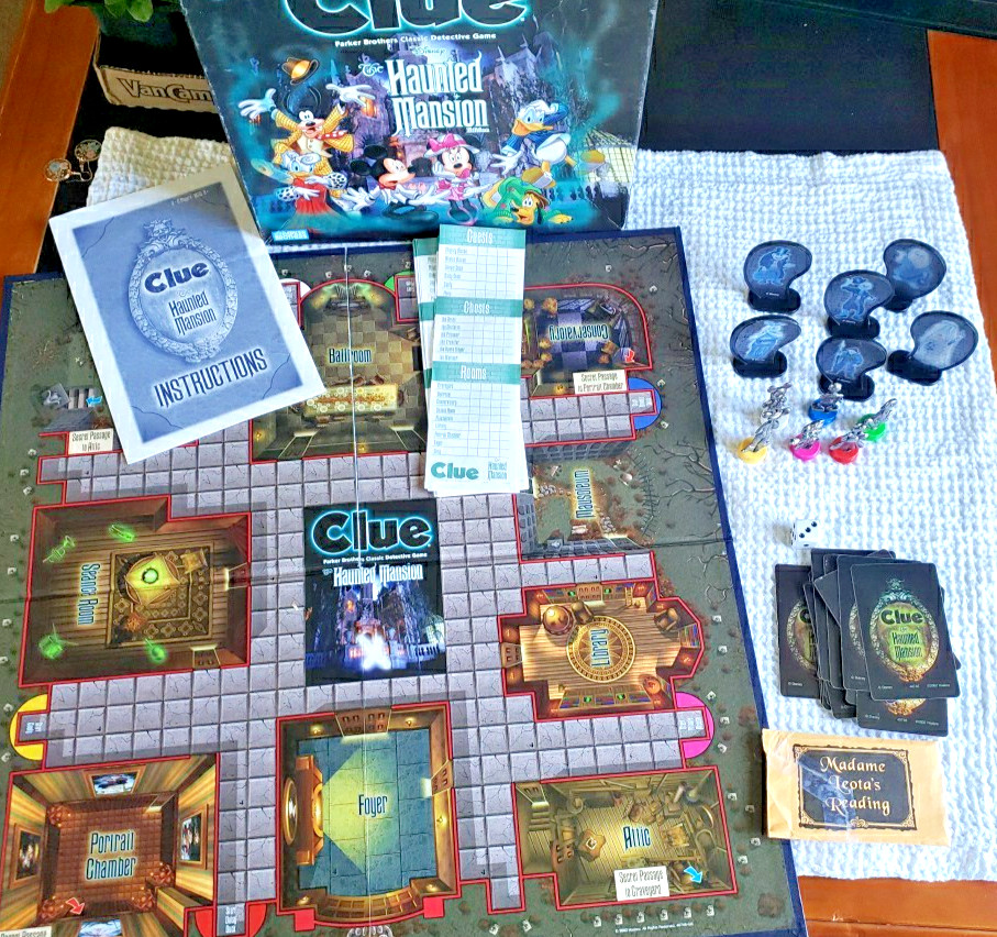 Clue Haunted Mansion Edition Disney Theme Park Game Mickey Minnie Goofy COMPLETE