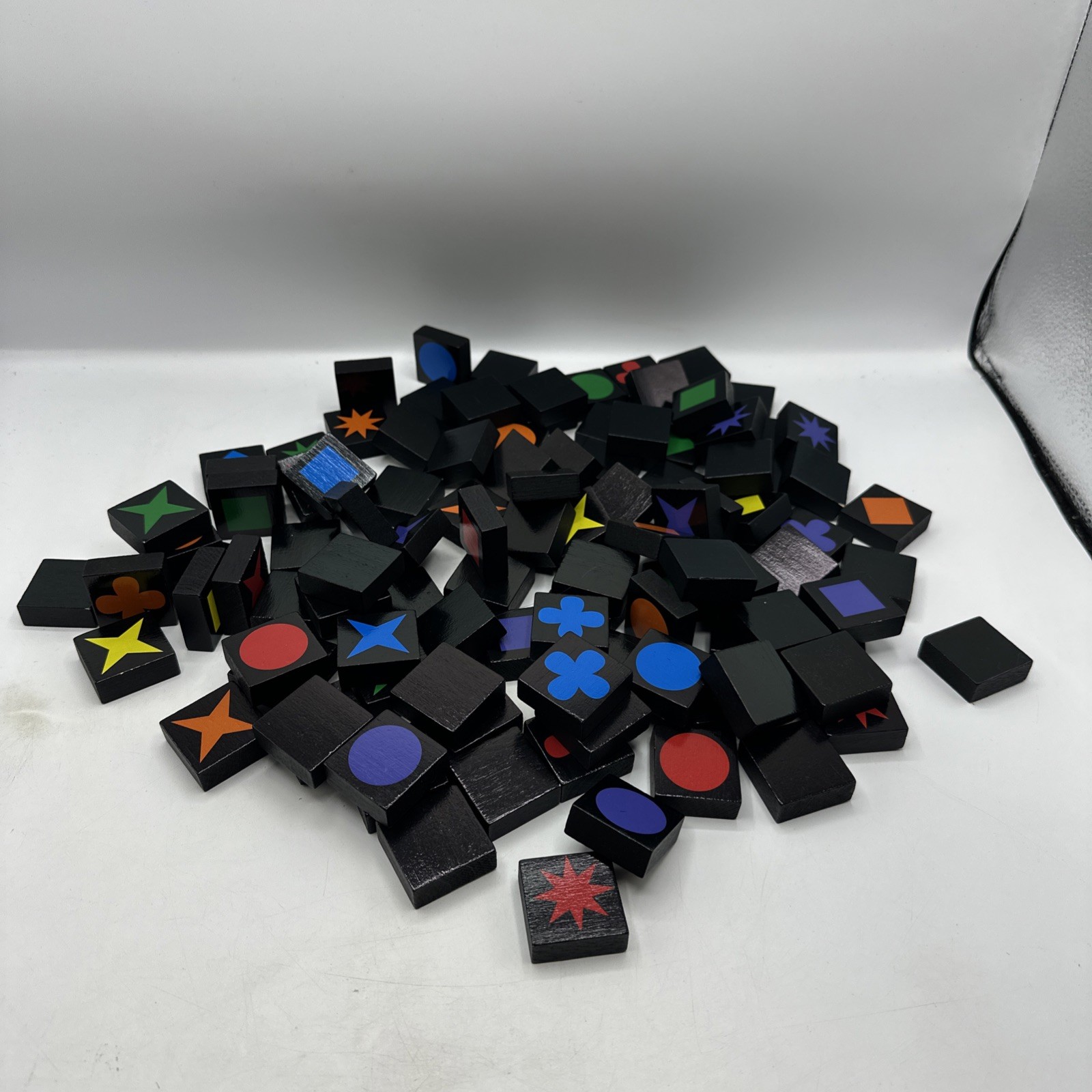 QWIRKLE – Mix, Match, Score and Wiin! 2-4 players, ages 6 and up. Complete 2010