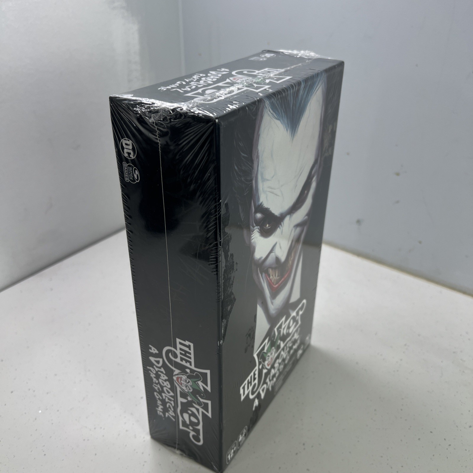DC Comics THE JOKER A Diabolical Party Game – Defeat Batman- New