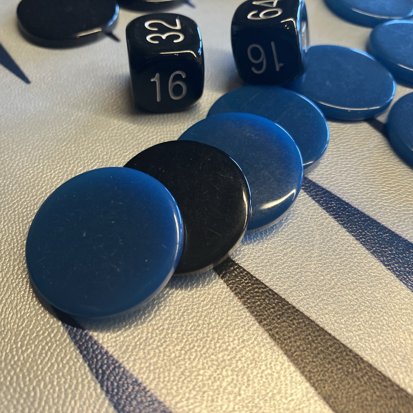 TRAVEL ROLL-UP BACKGAMMON 15″ SILVER METALLIC & BLACK SUEDE, TEAL & BLACK CHIPS