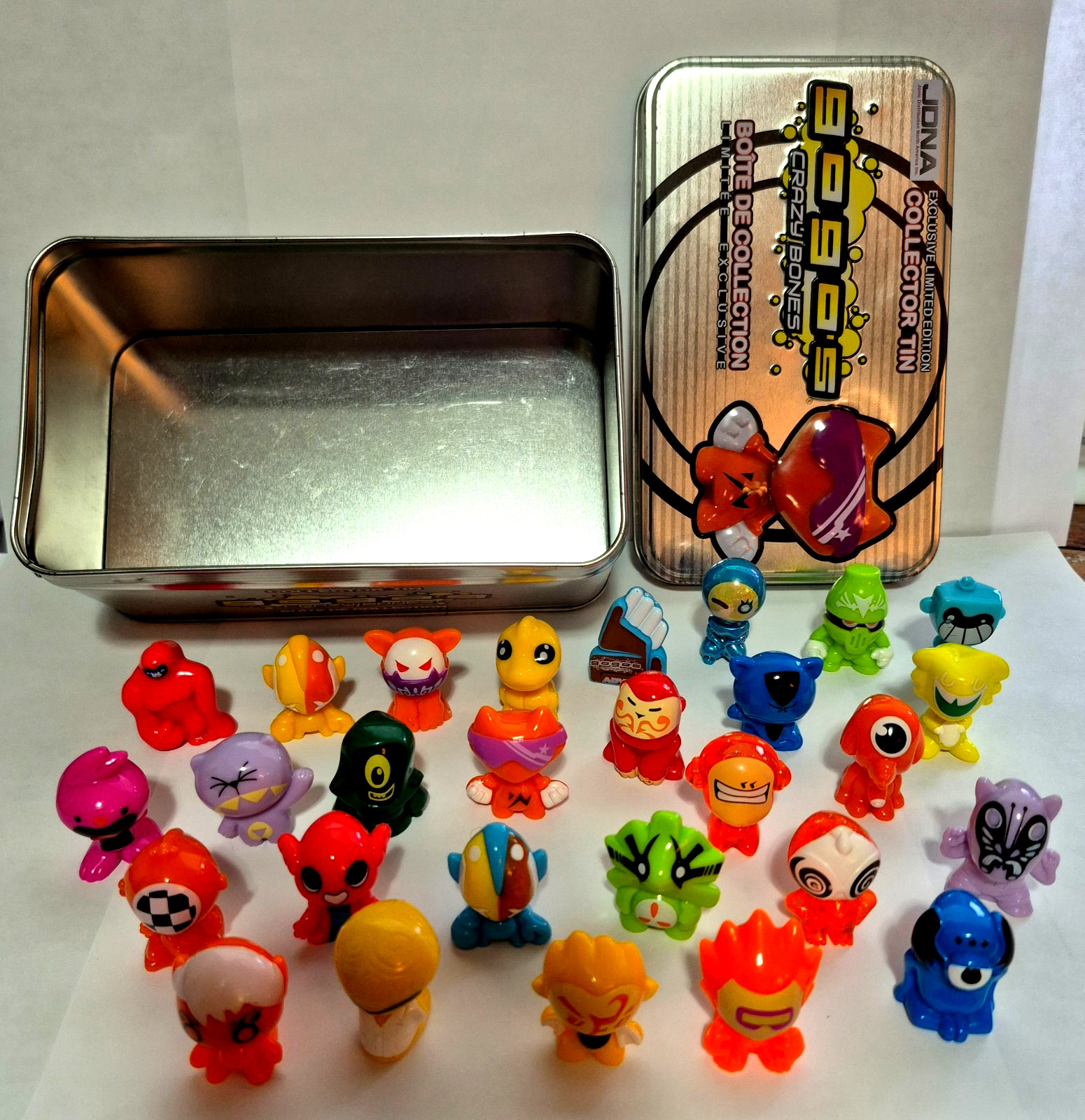 2010 JONA Gogo’s Crazy Bones Exclusive Ltd Edition Collector Tin w/ 28 Figures