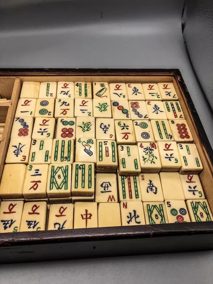 Vintage Mahjong Mah Jongg set 148 bamboo and Bovine bone tiles