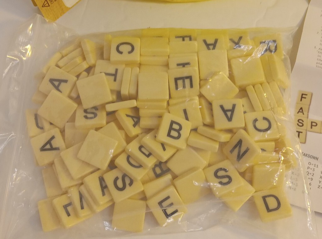 2018 Bananagrams Anagram Word Tile Game That Will Drive You Bananas! COMPLETE