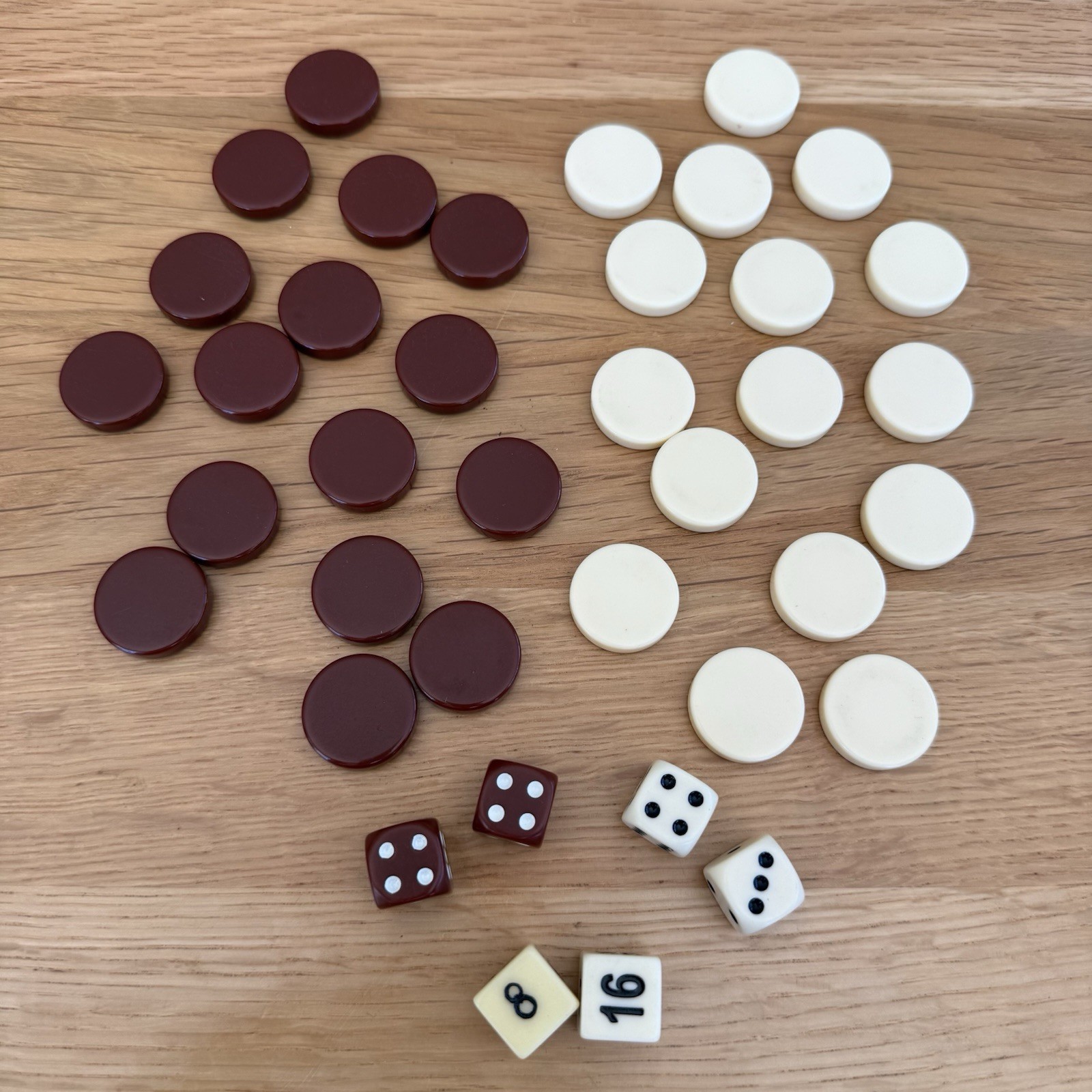 16 White And 16 Brown 1 1/8in Vintage Lowe Backgammon Checkers + Cube + 4 Dice