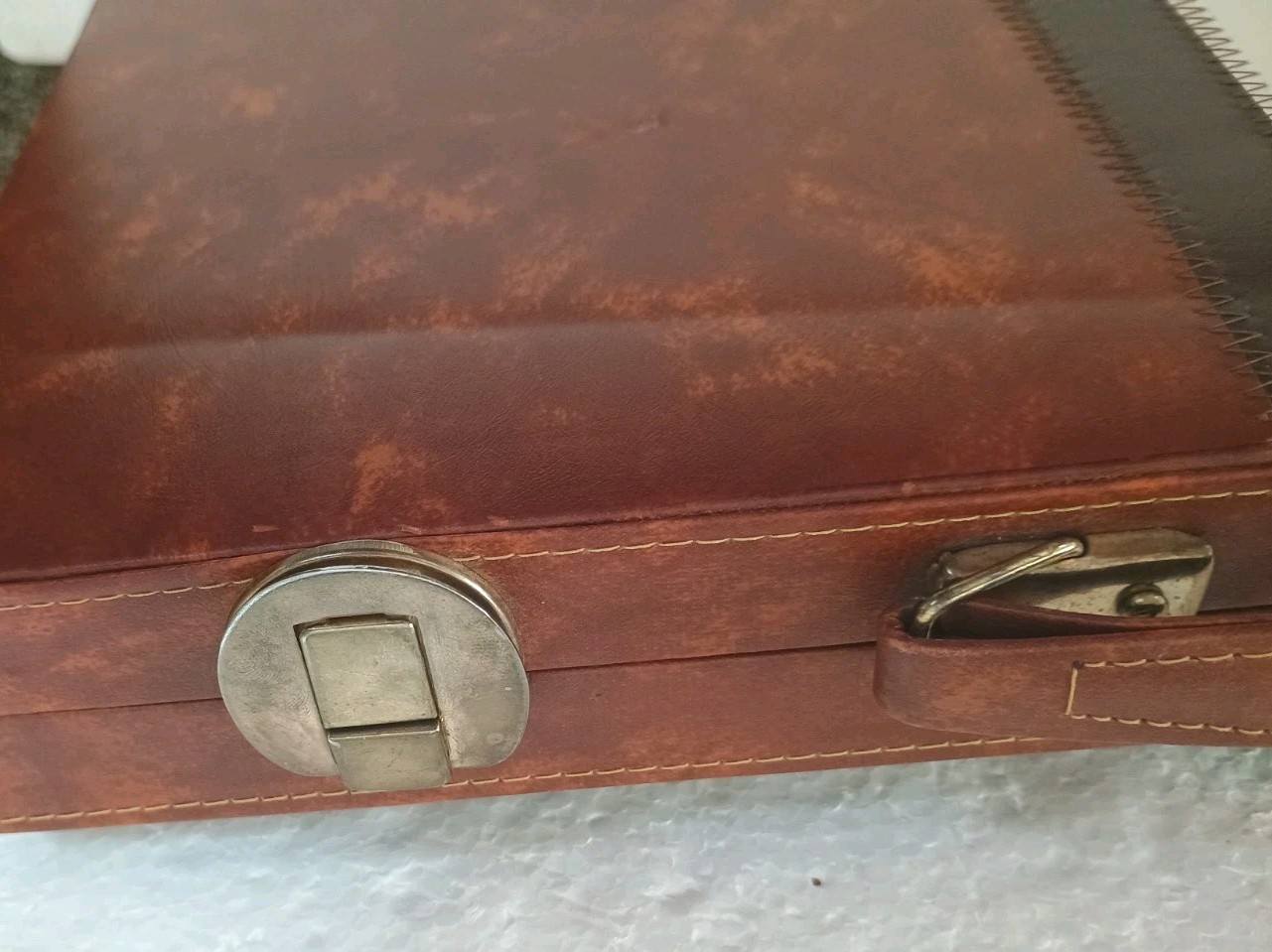 VTG 12″x 18″ Backgammon Set Brown Faux Leather Case Complete Some Chip Damage