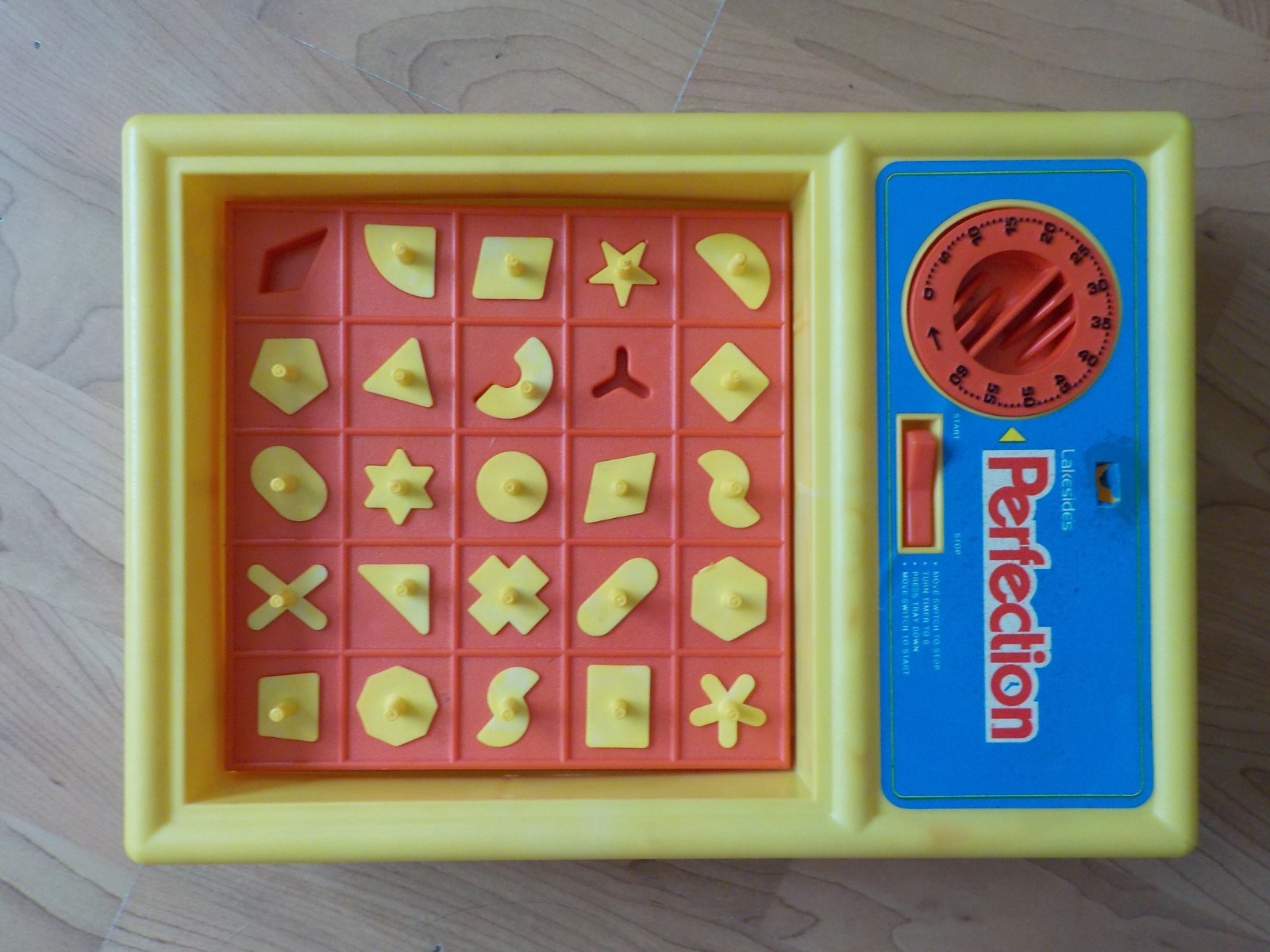 LAKESIDES PERFECTION GAME FOR ANY NUMBER OF PLAYERS MATCH SHAPES BEFORE IT POPS
