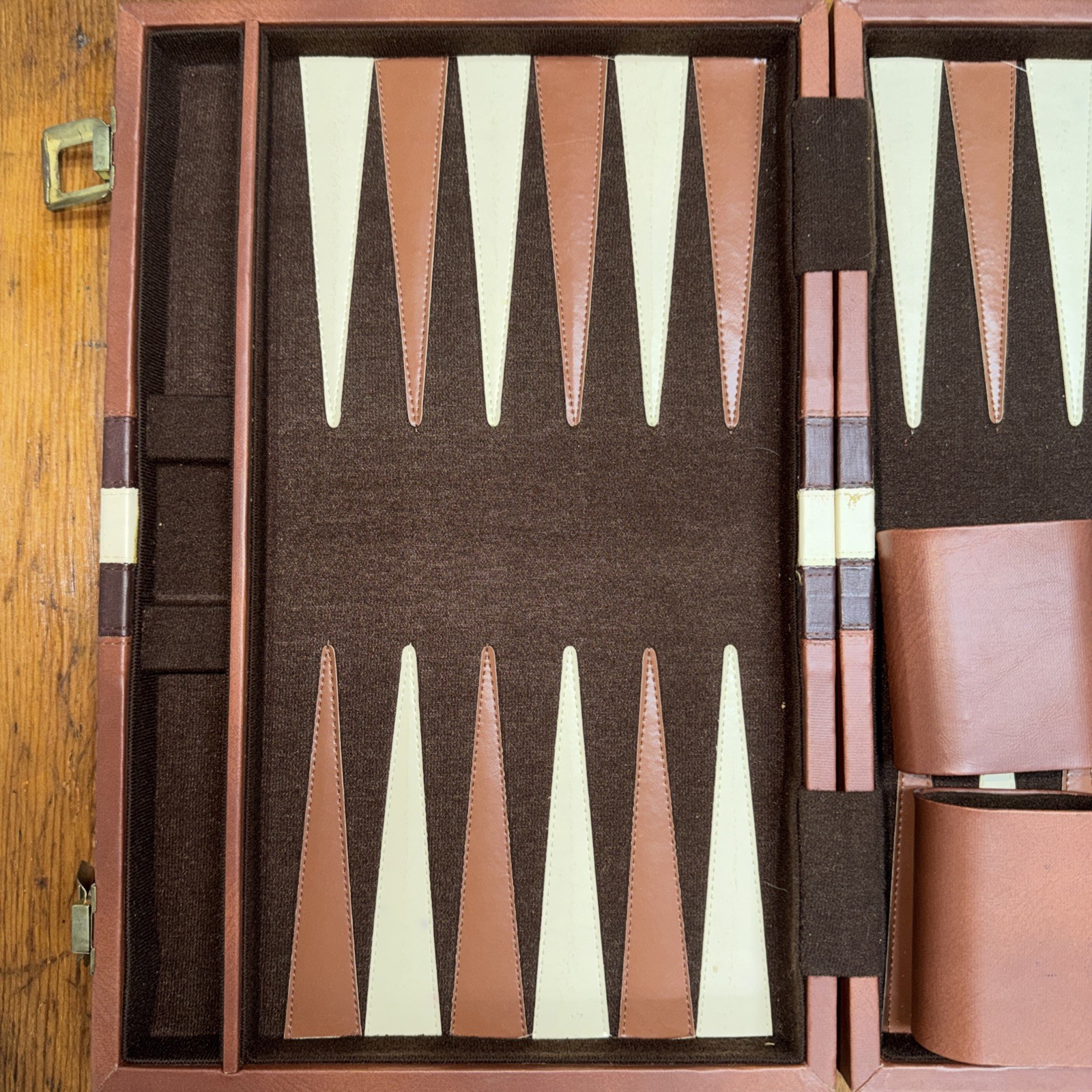Backgammon Strategy Board Game w/ faux leather Carrying Case, nice complete set
