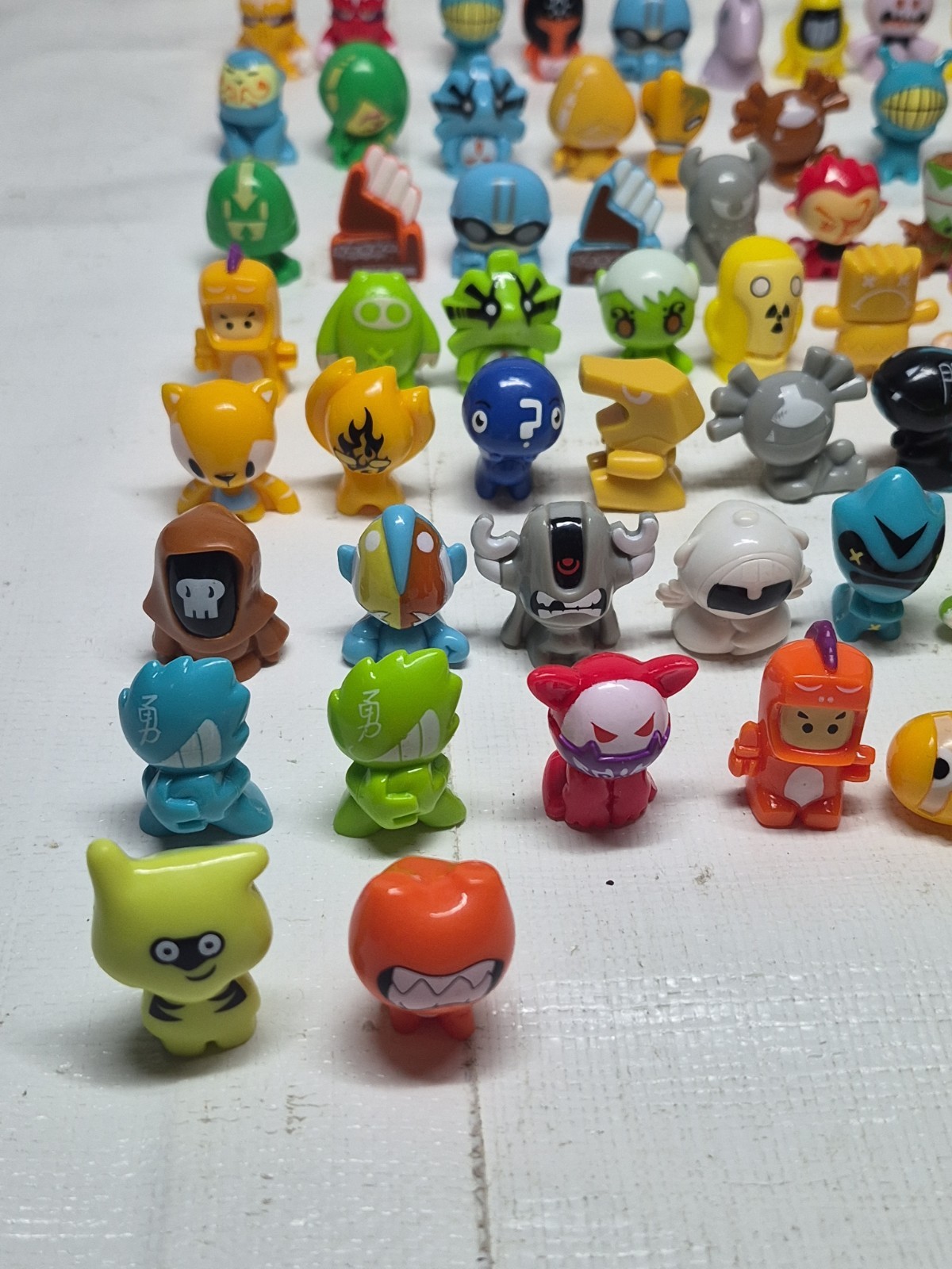 2010 JONA Gogo’s Crazy Bones Exclusive Ltd Edition Collector Tins 78 Figurines