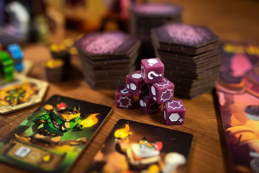 Run Run Run, Cooperative Board Game with Cat Adventurers in a Pyramid, 1 to 4