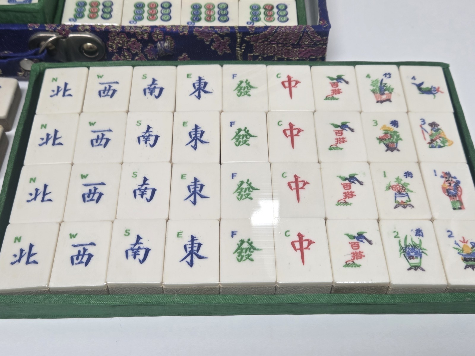 Vtg Mahjong Set In Case 152 Bamboo Un-opened Tiles/4 Antique Carved Wind Tiles
