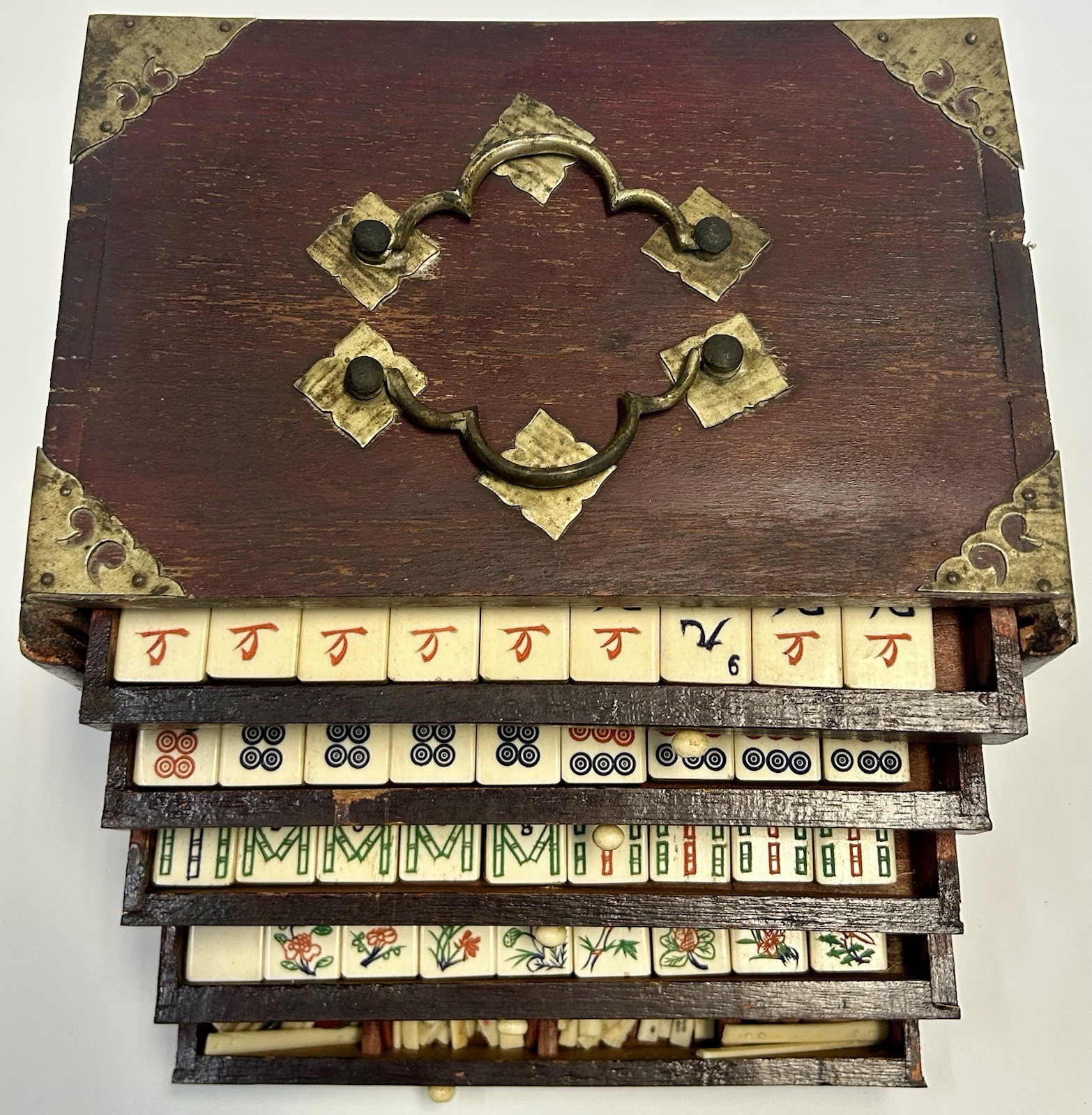 ANTIQUE Chinese Bone And Bamboo Dovetailed Box Mahjong Set 146 Tiles Complete
