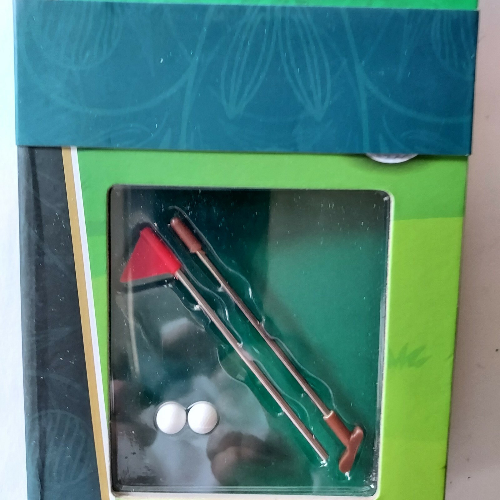 Indoor Pocket Golf Game Mini Golf Course Golf Balls Golf Club and Flag NIB