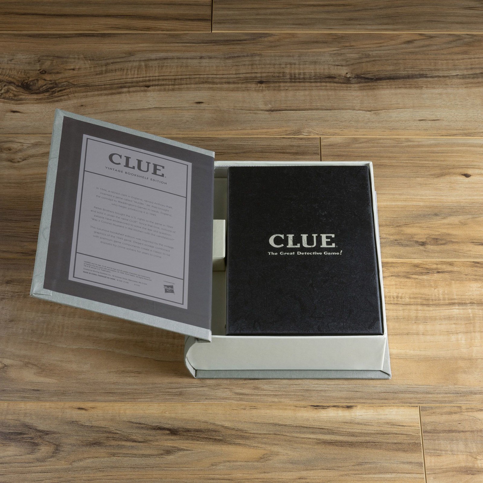 WS Game Company – Clue Vintage Bookshelf Game – 21430