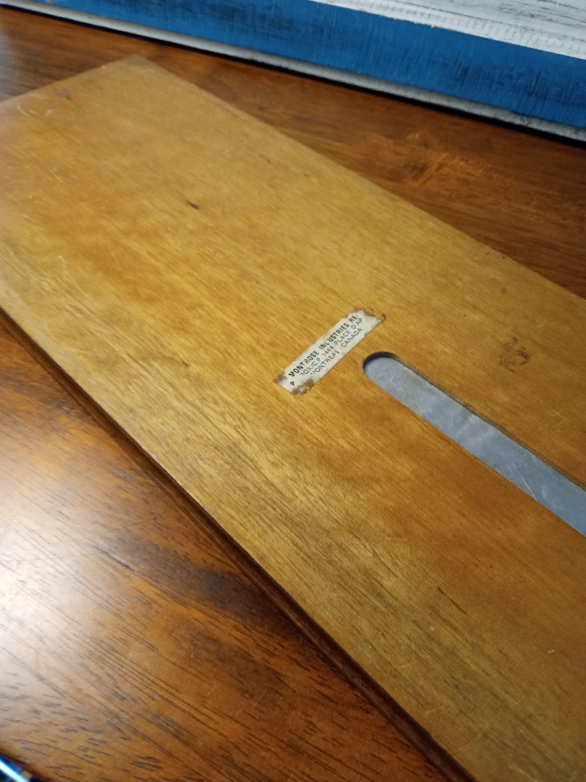 Four Track Cribbage Board With Metal Pegs And Multi Colour Board Collectable.