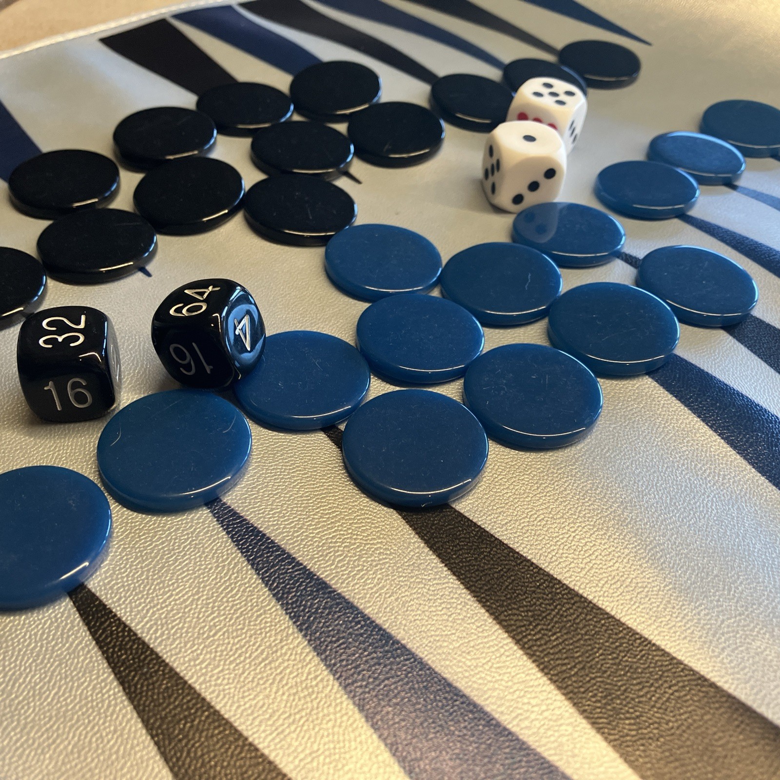 TRAVEL ROLL-UP BACKGAMMON 15″ SILVER METALLIC & BLACK SUEDE, TEAL & BLACK CHIPS