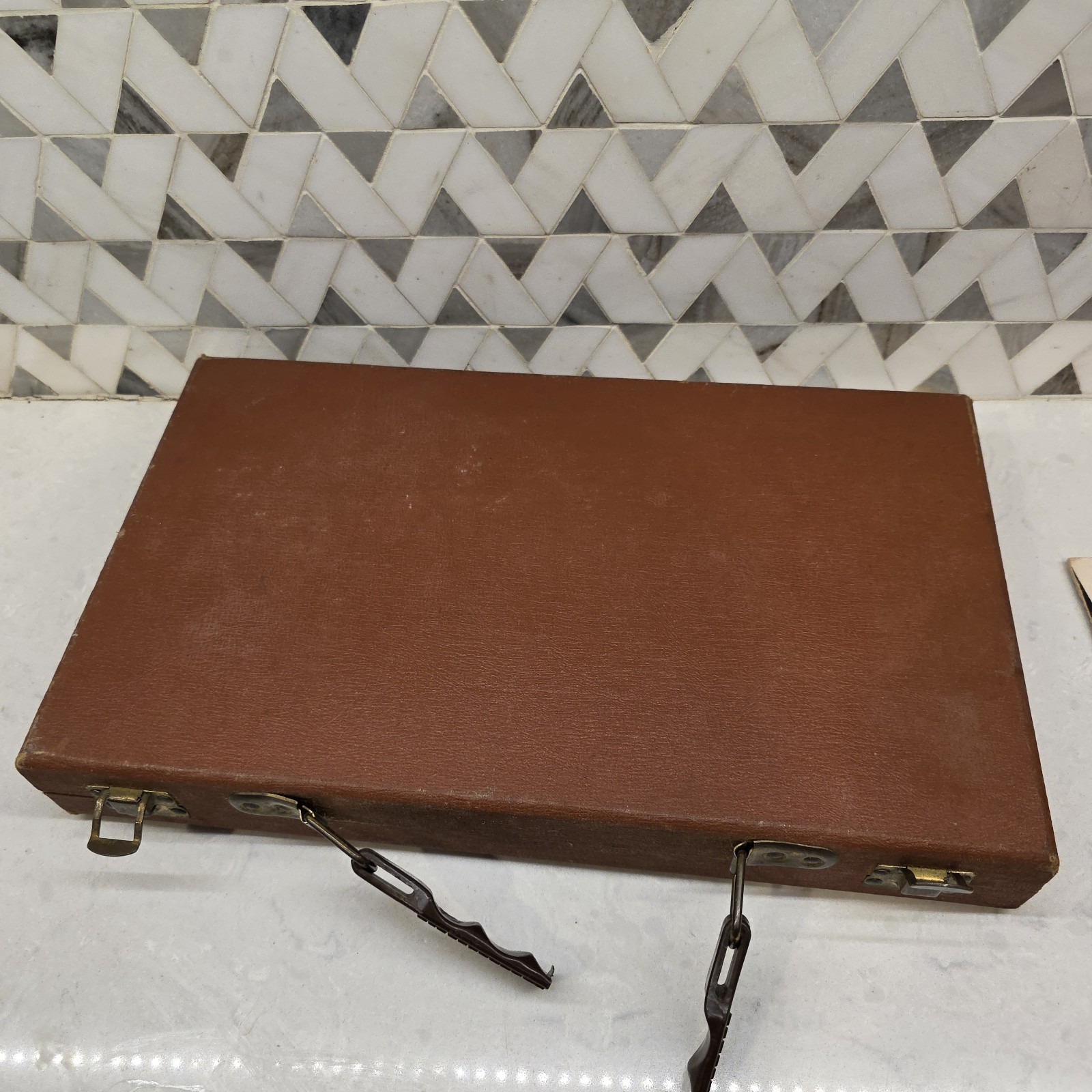 1975 Vintage CRISLOID BAKELITE Backgammon Set Brown And Beige Discs. 2 Dice.