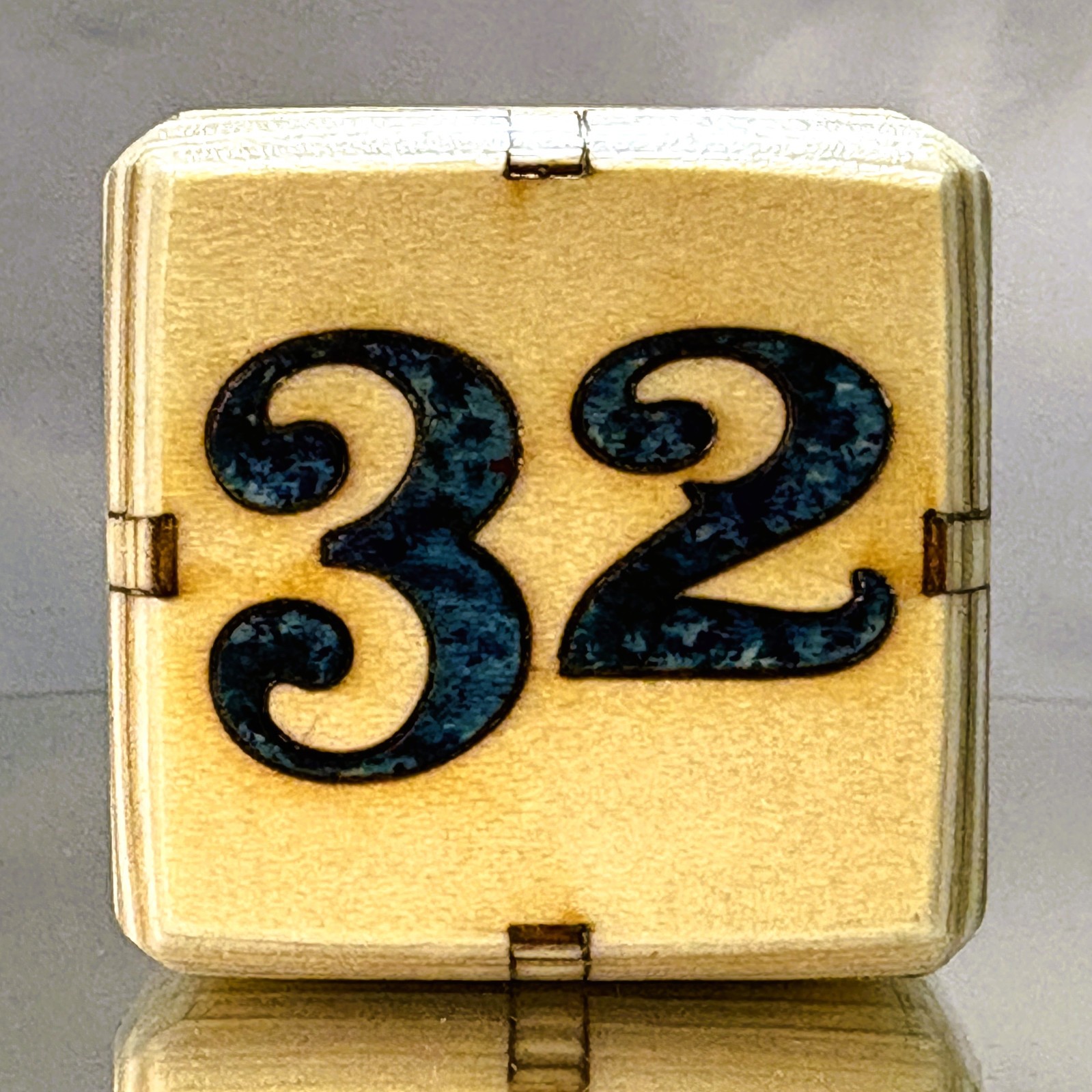 Snowman’s Shimmer – Deep Blue Winter – Backgammon Doubling Cube 36mm
