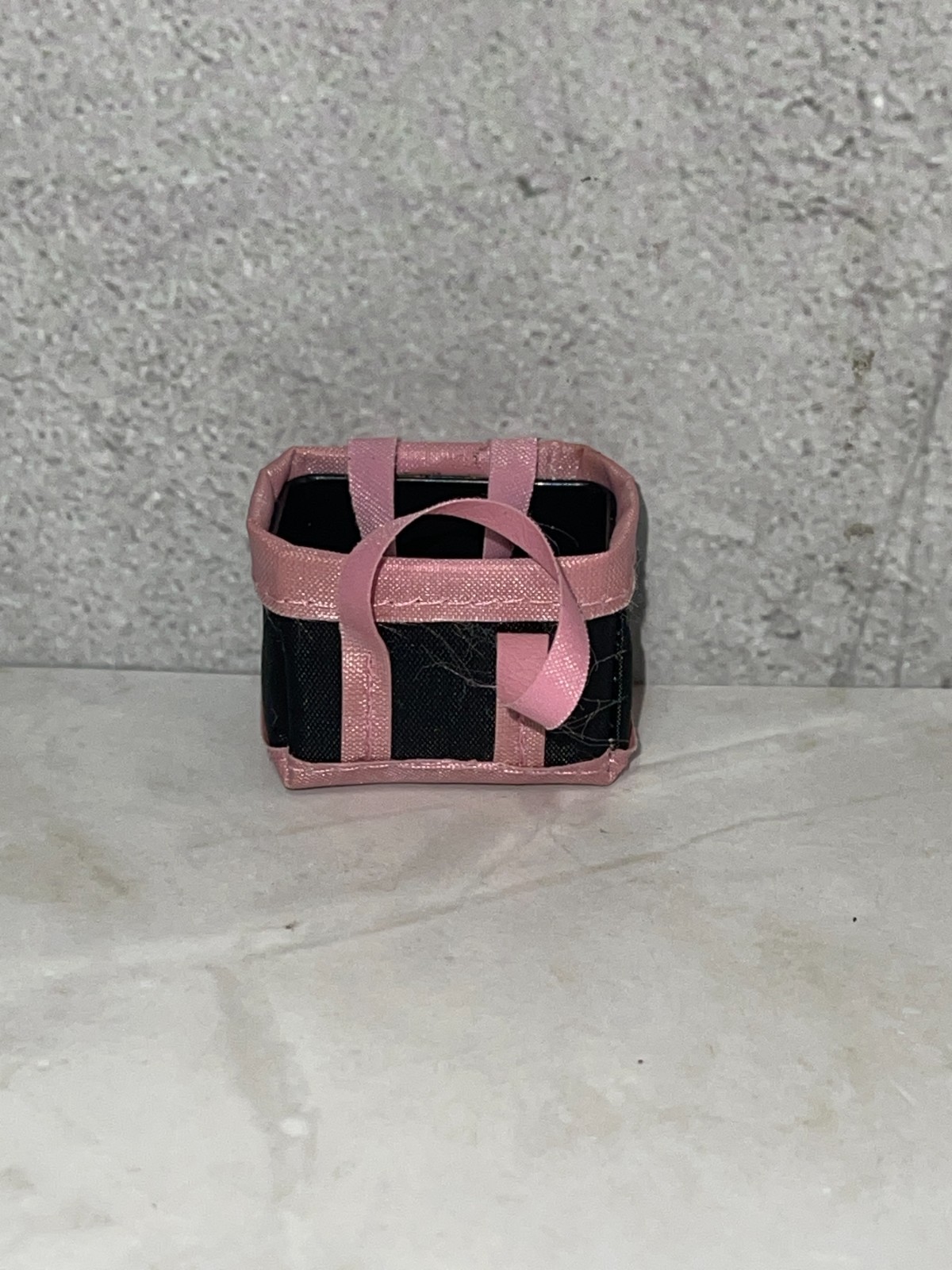 Fashion Rules! game – Replacement black bag pink trim