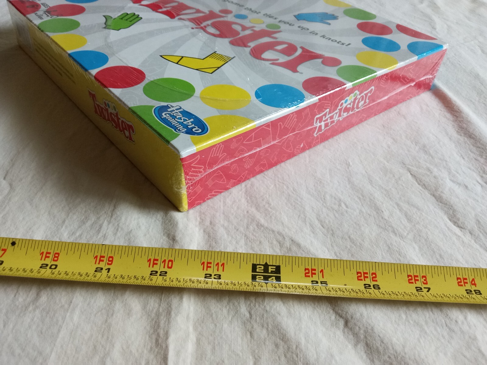 Twister Classic Indoor Outdoor Party Board Game for 2 or more Players, NEW.