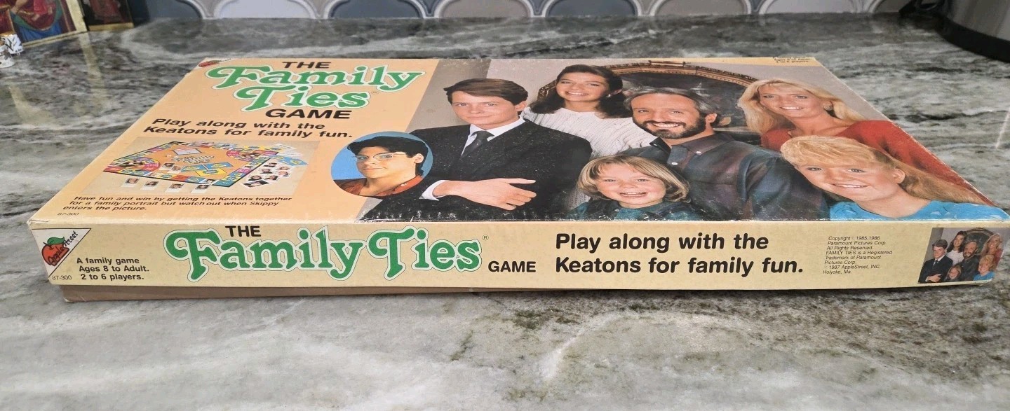 1980’s THE FAMILY TIES GAME Family Board Game Apple Street 87-300 Paramount Pics