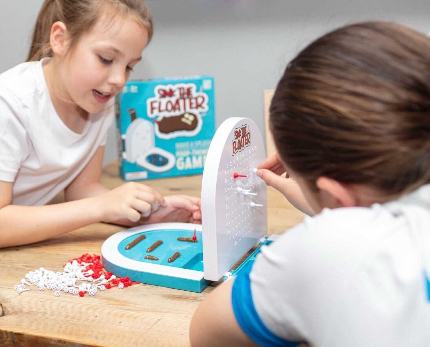 Sink The Poop Floater Board Game 2 Player Children Funny Stink Fart Toilet Turd