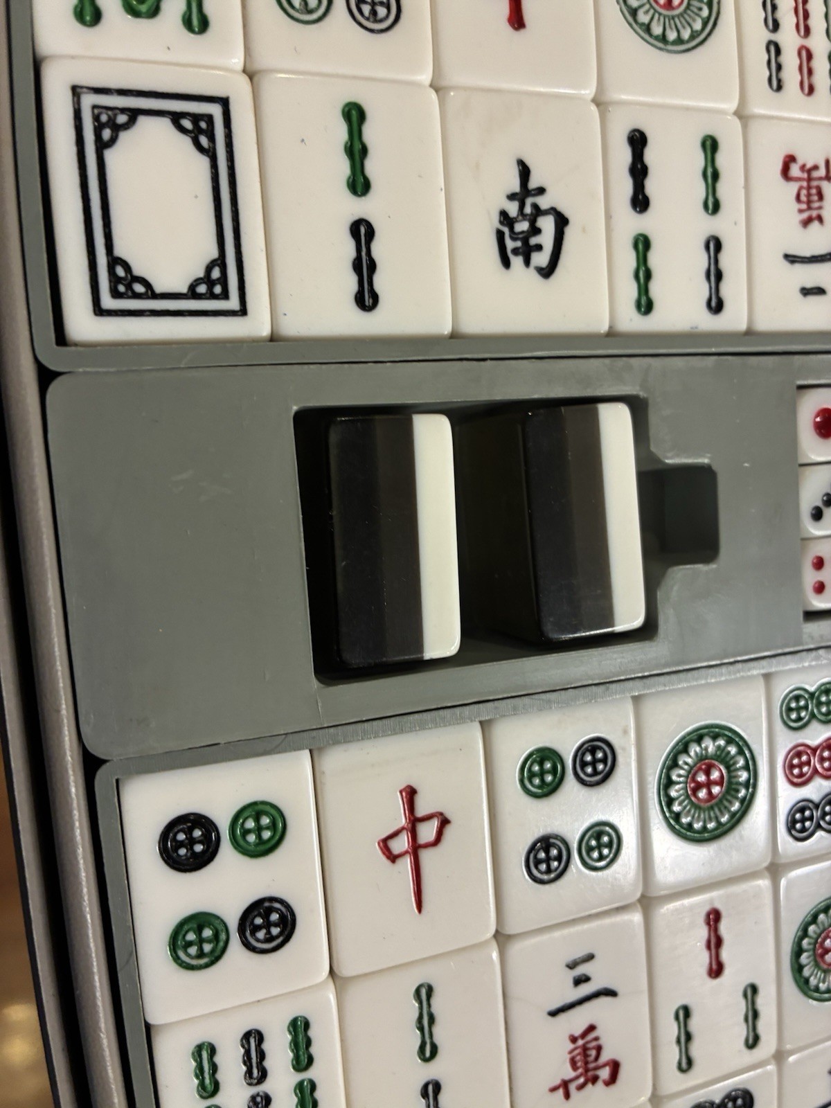VINTAGE JAPANESE MAHJONG SET IN CASE – BY JAPANESE MAHJONG COMPANY – AGE UNKNOWN