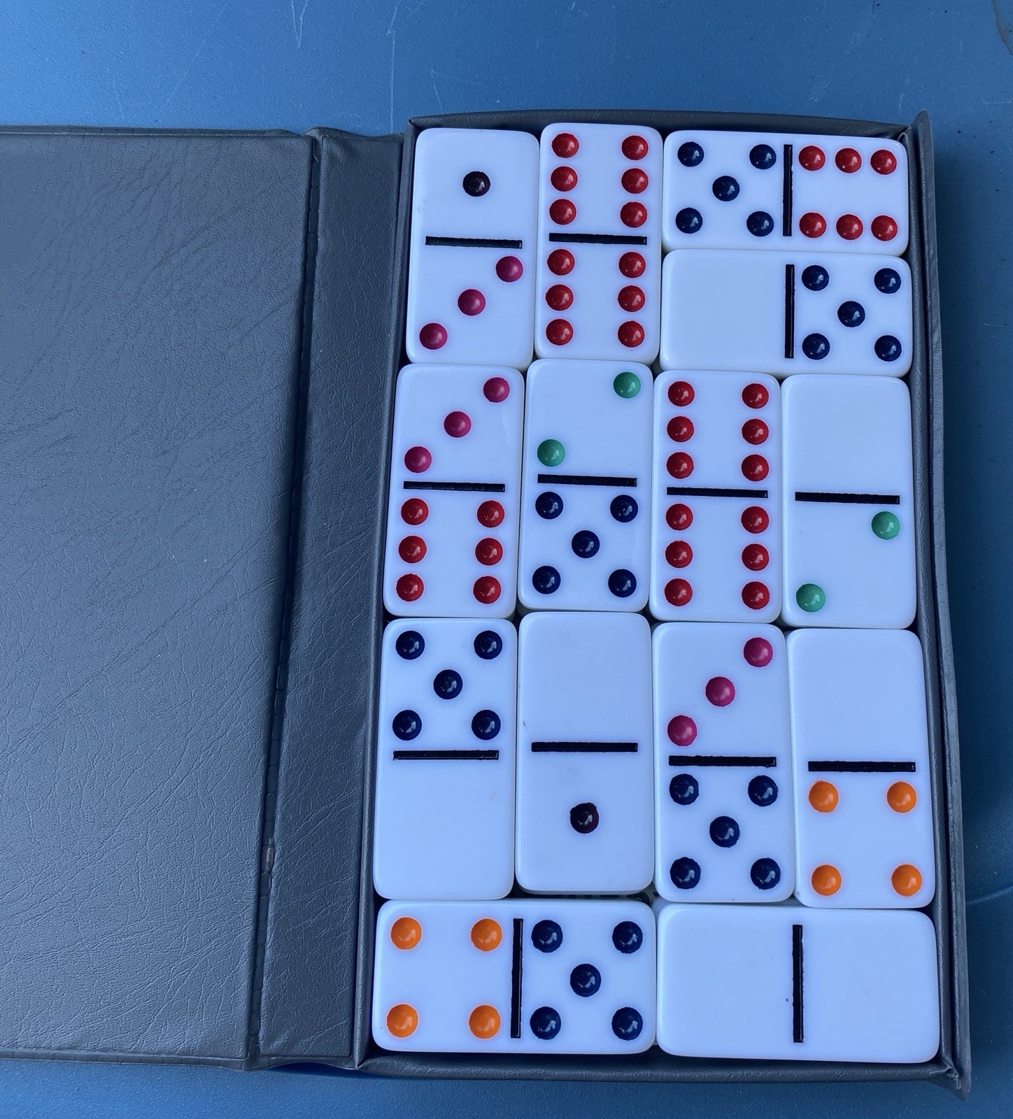 Dominos Game 16 In Case with Instructions Complete Set