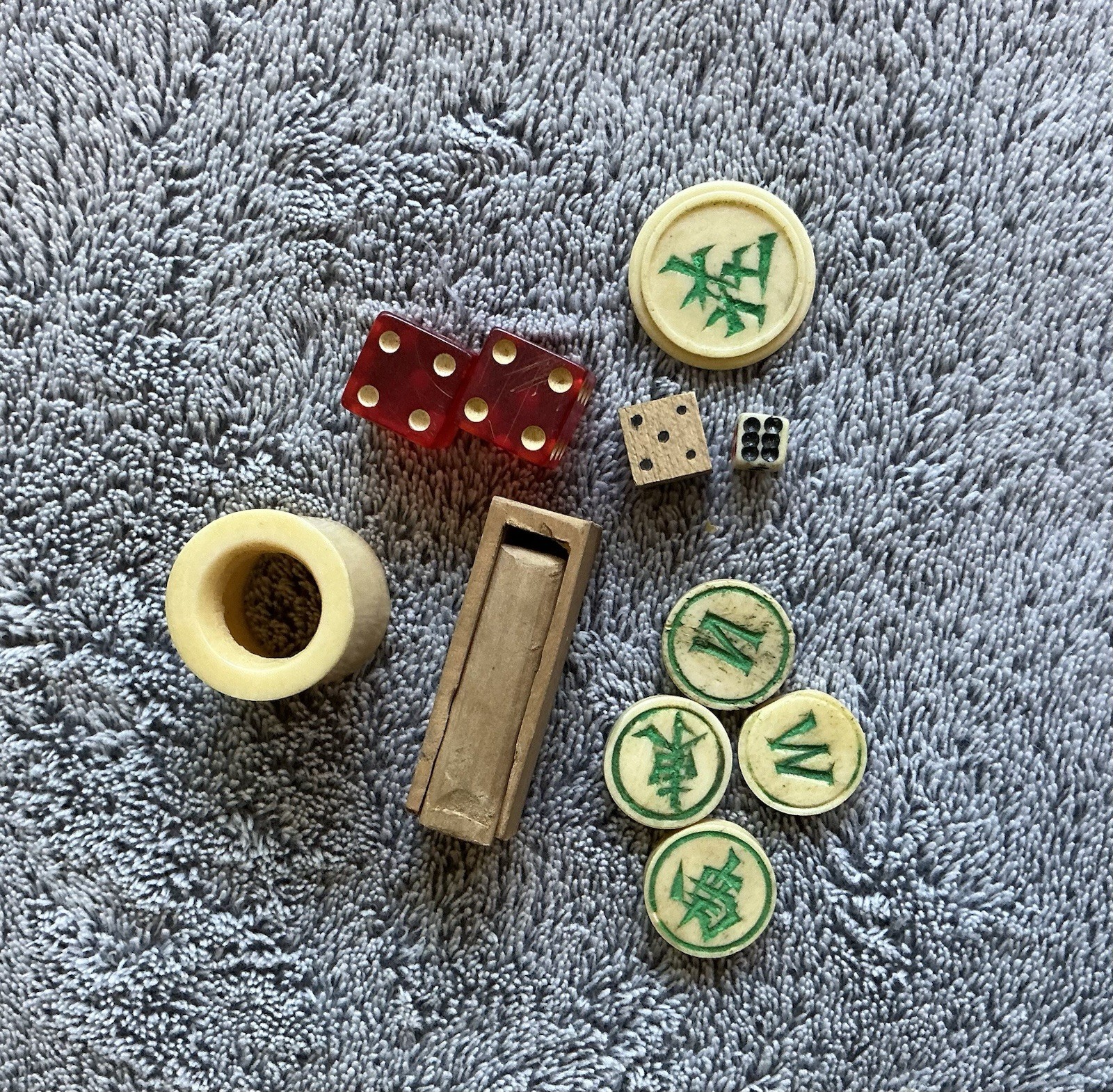 Vintage Mahjong Mah Jongg set 148 bamboo and Bovine bone tiles