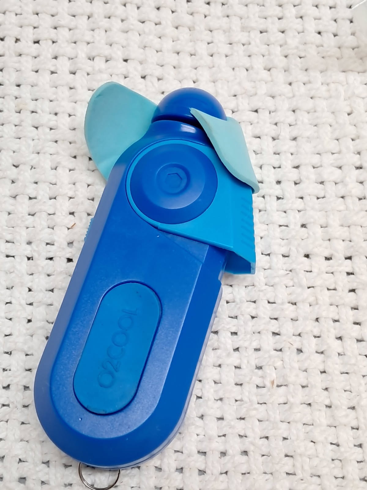 deep blue colored O2cool Pocket Carabiner Fan New batteries