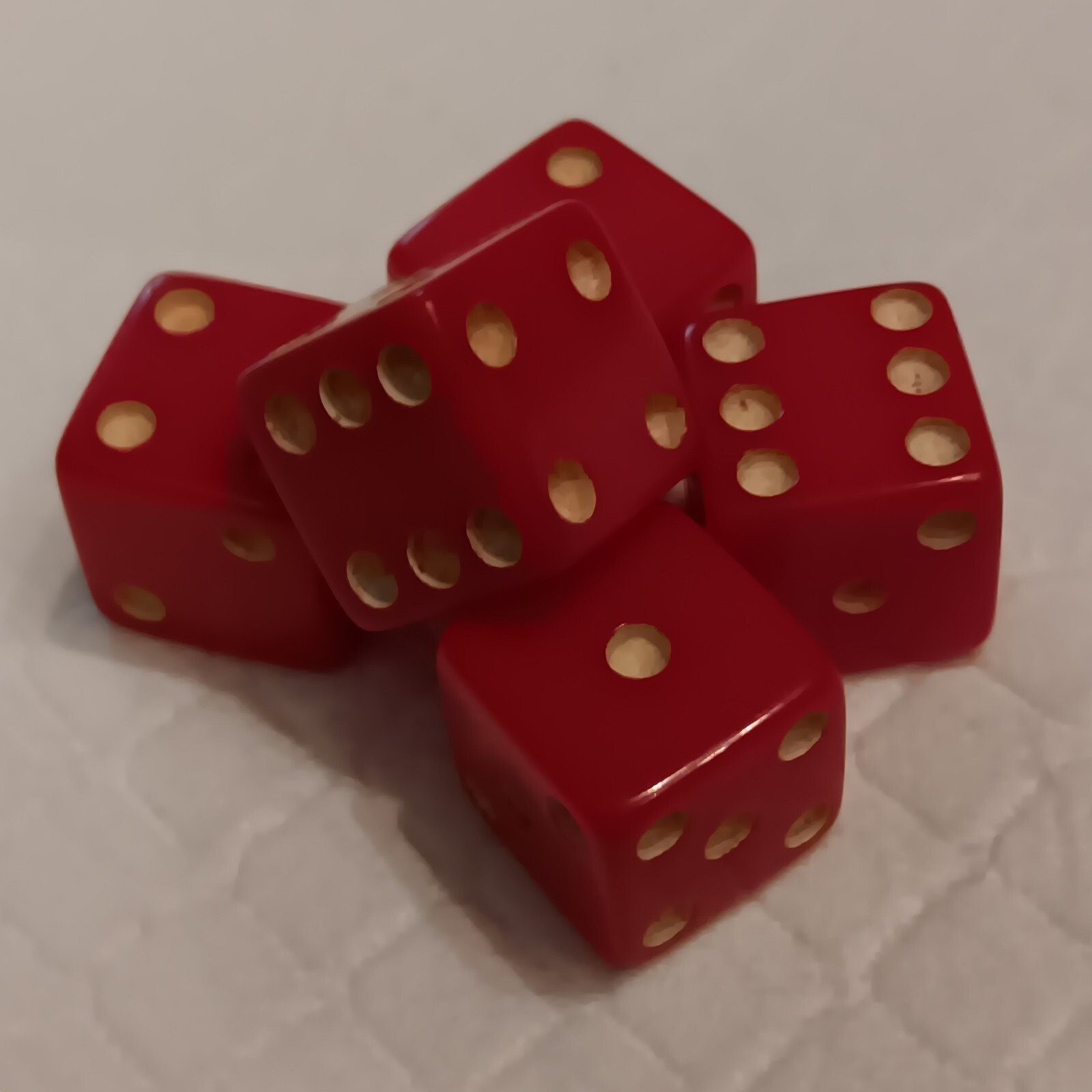 (5) Vintage Marbled Cherry Red Bakelite 1/2″ Rounded Corner Game Dice