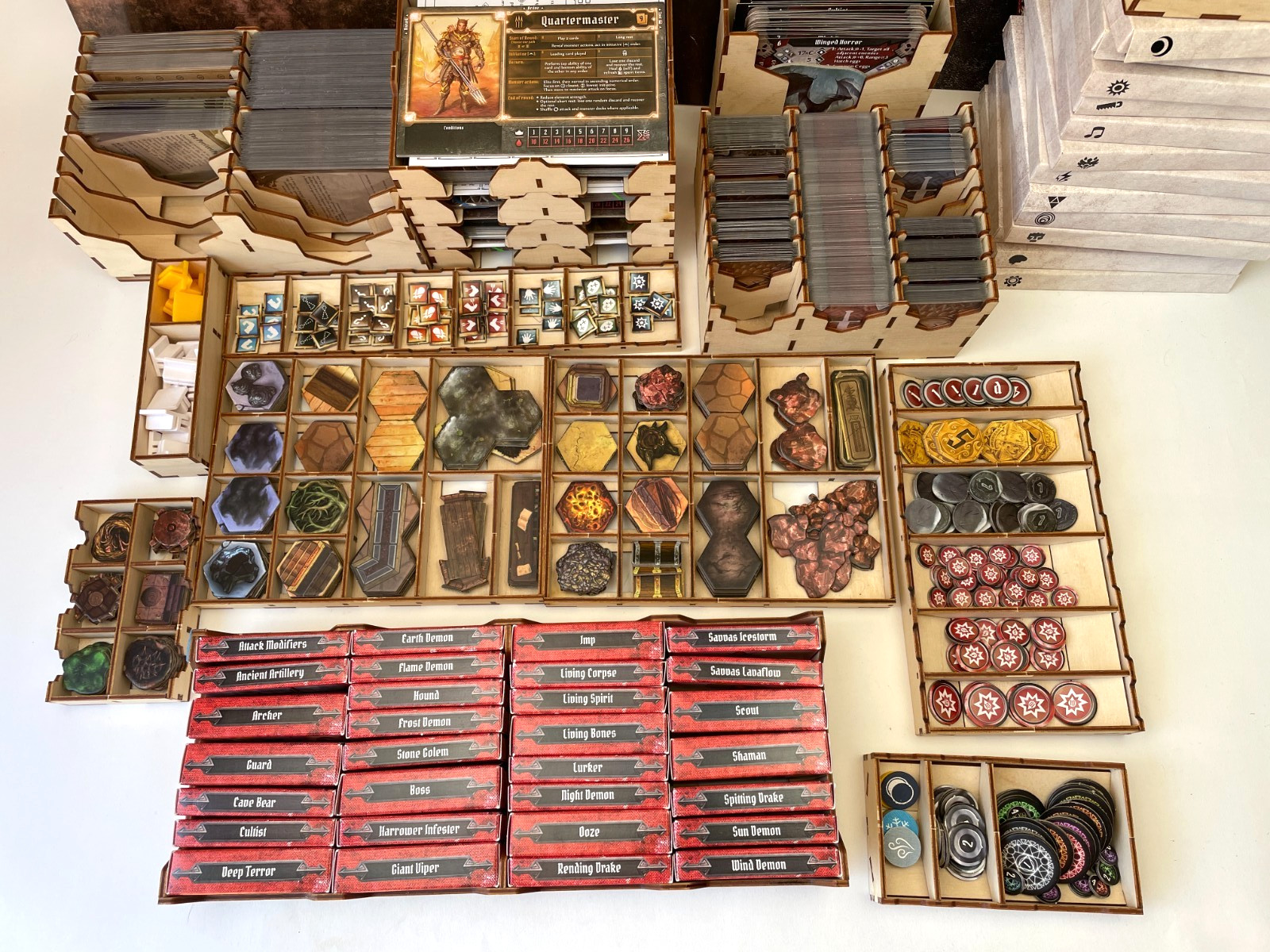 Gloomhaven 2nd Print + Wood Organizer + Solo Book + Mats + 9 Sealed Classes