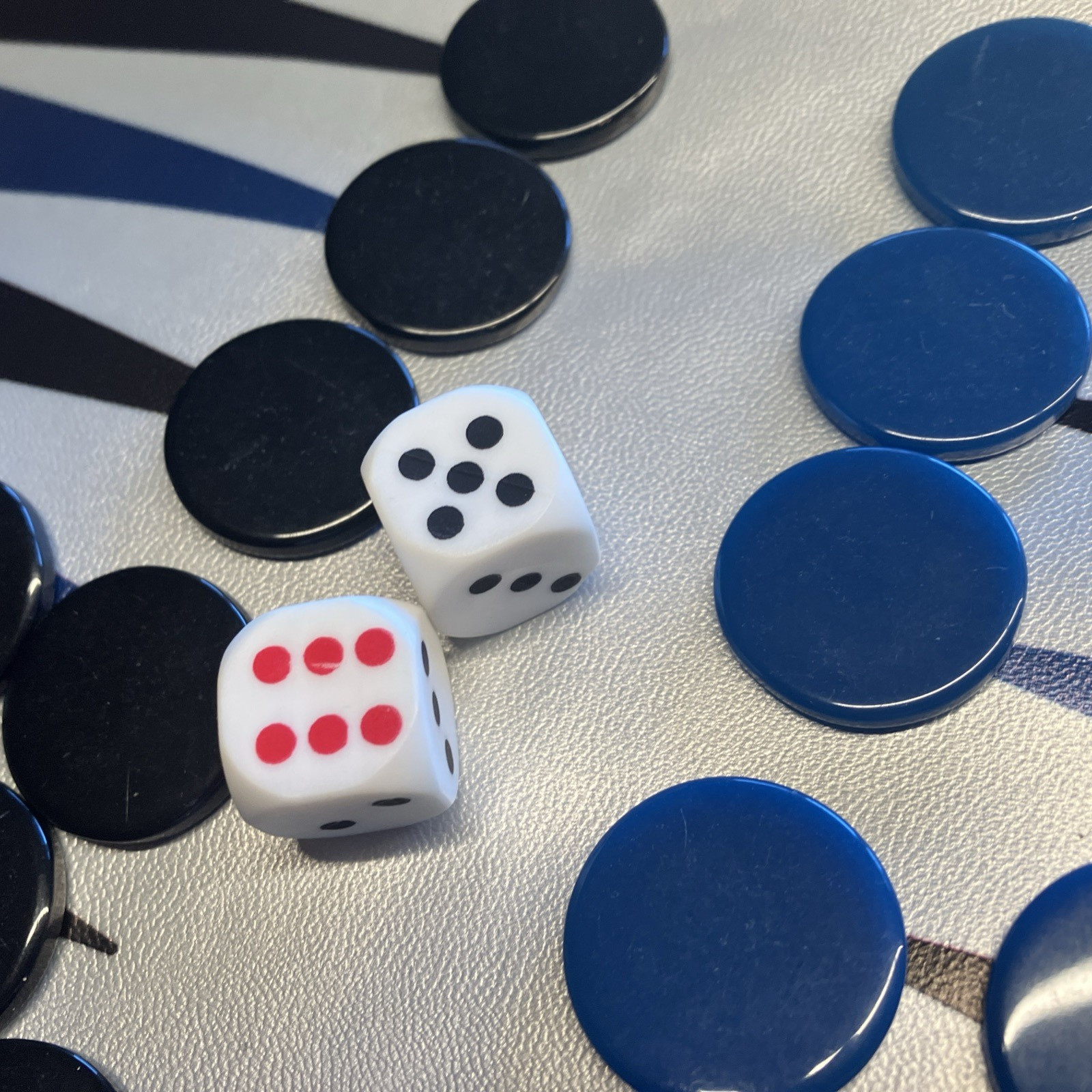 TRAVEL ROLL-UP BACKGAMMON 15″ SILVER METALLIC & BLACK SUEDE, TEAL & BLACK CHIPS