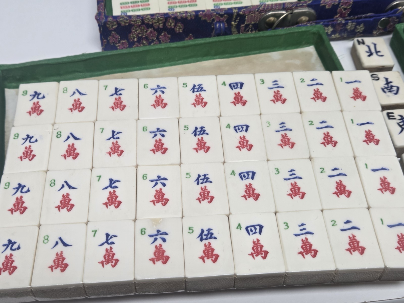 Vtg Mahjong Set In Case 152 Bamboo Un-opened Tiles/4 Antique Carved Wind Tiles