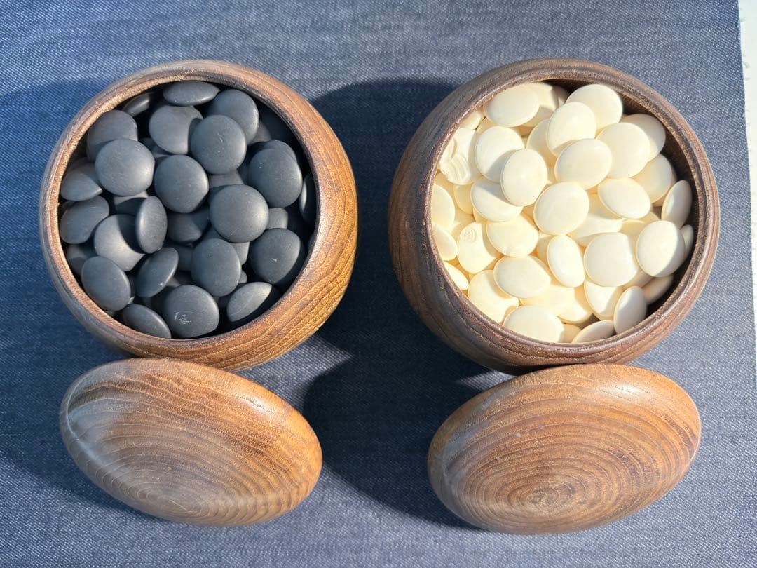 Nachi Kuroishi Go Stones Set 9mm Thick White Clamshell and Black Natural