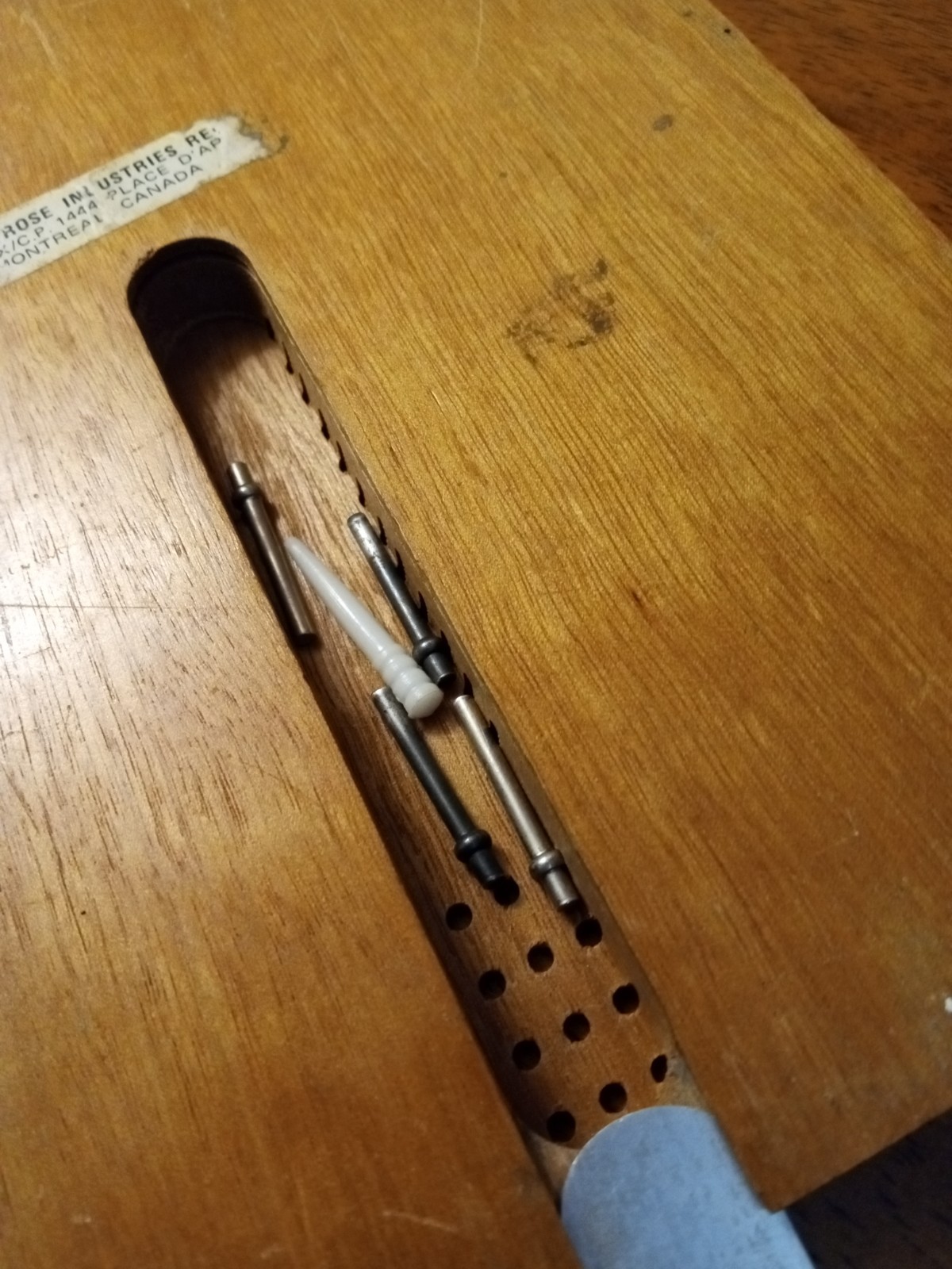 Four Track Cribbage Board With Metal Pegs And Multi Colour Board Collectable.