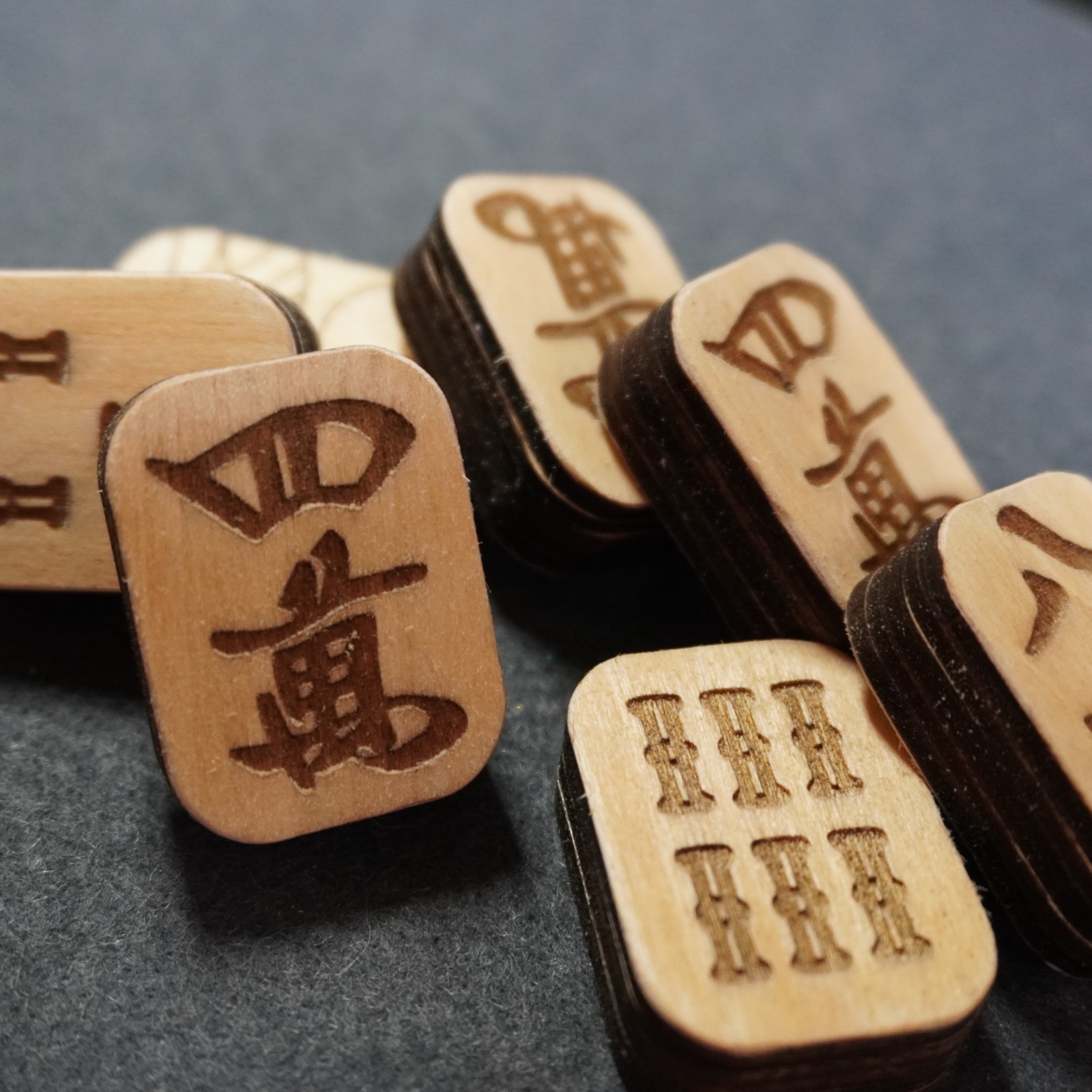 Custom Wooden Riichi Mahjong Tile Set – Chinese Monogram with Fan Design