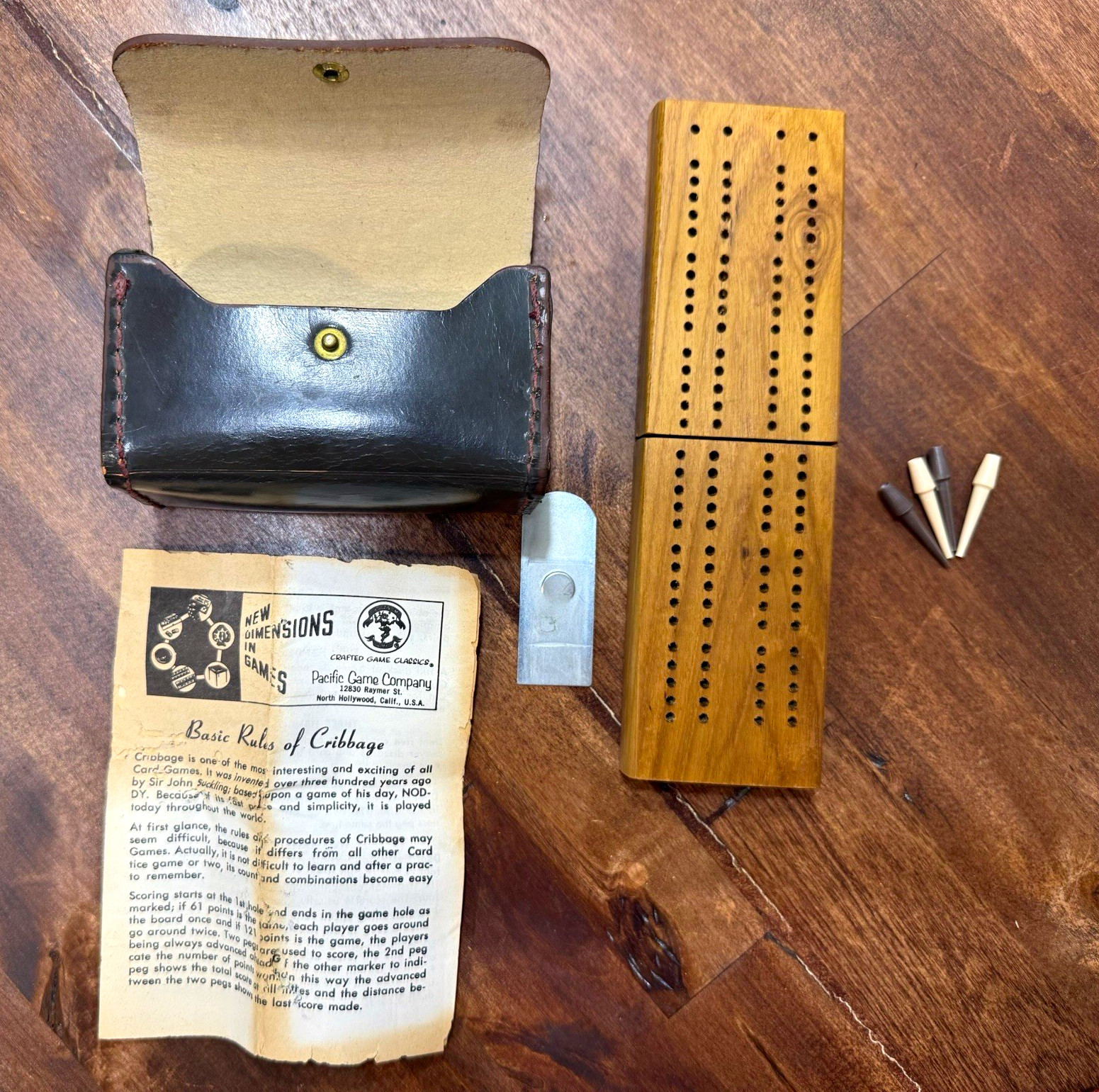 1950’s Pacific Game Company Cribbage Folding Board w/ Leather Case Pegs Rules