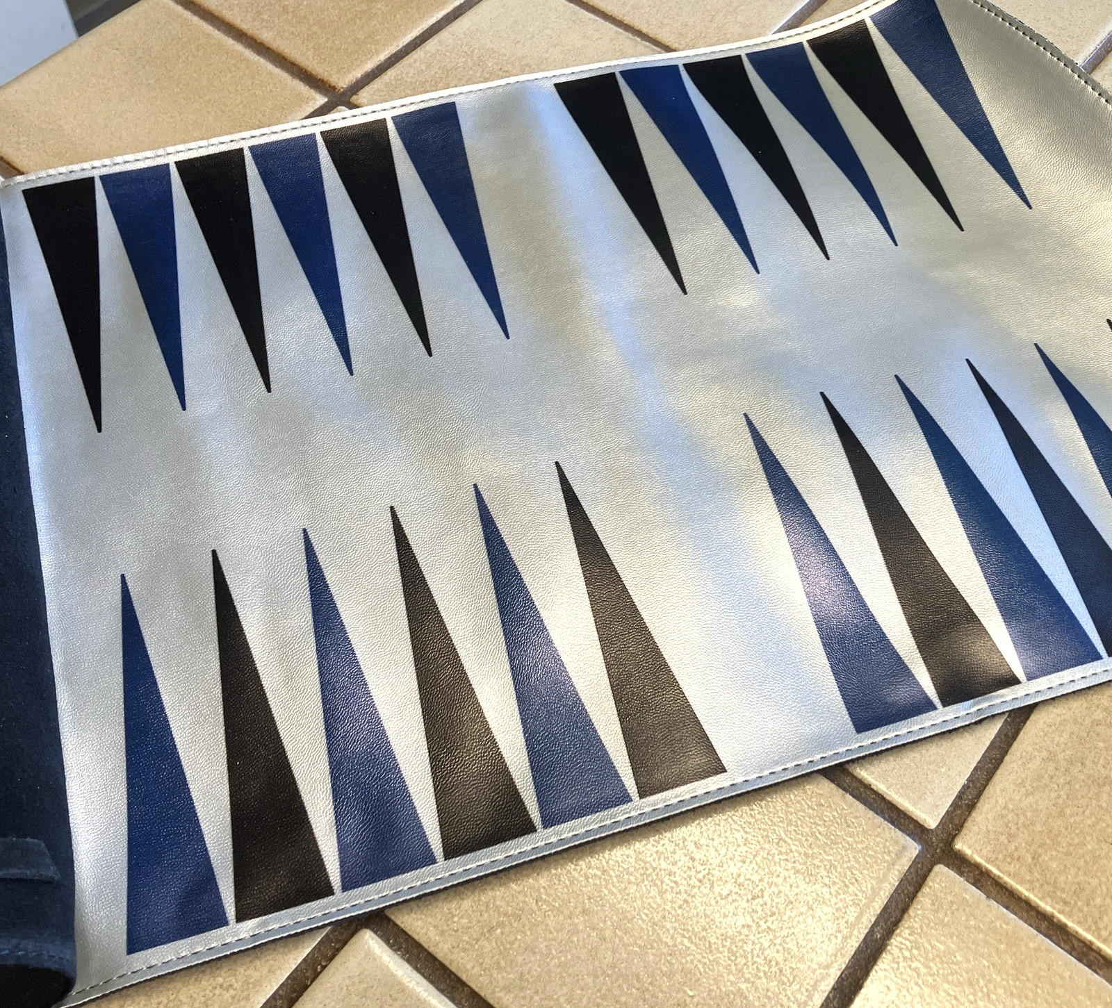TRAVEL ROLL-UP BACKGAMMON 15″ SILVER METALLIC & BLACK SUEDE, TEAL & BLACK CHIPS