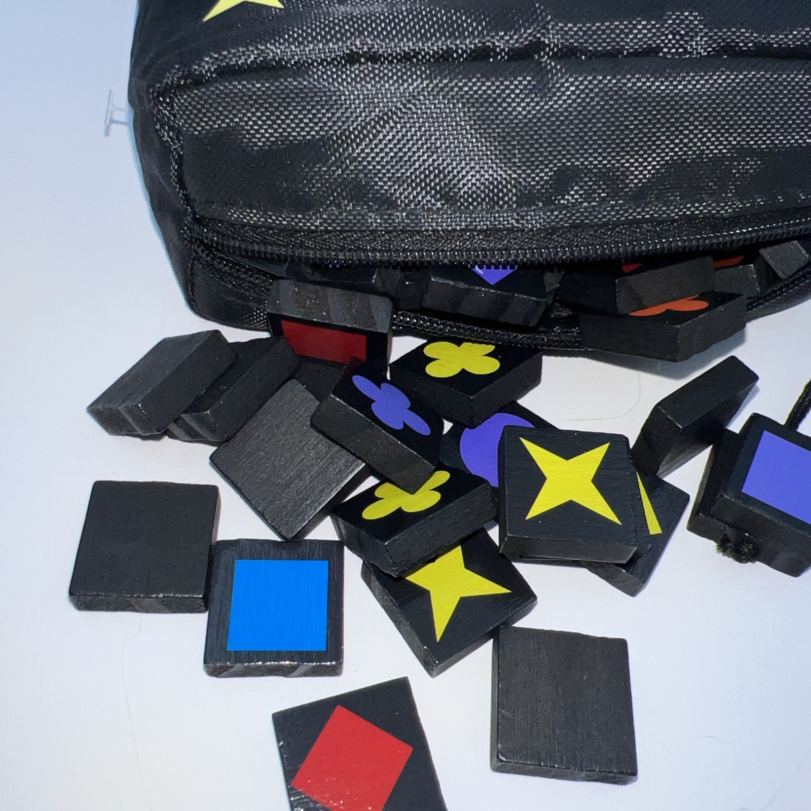 Qwirkle Game Travel Edition~Canvas Zip Bag Matching Colored Wooden Tile