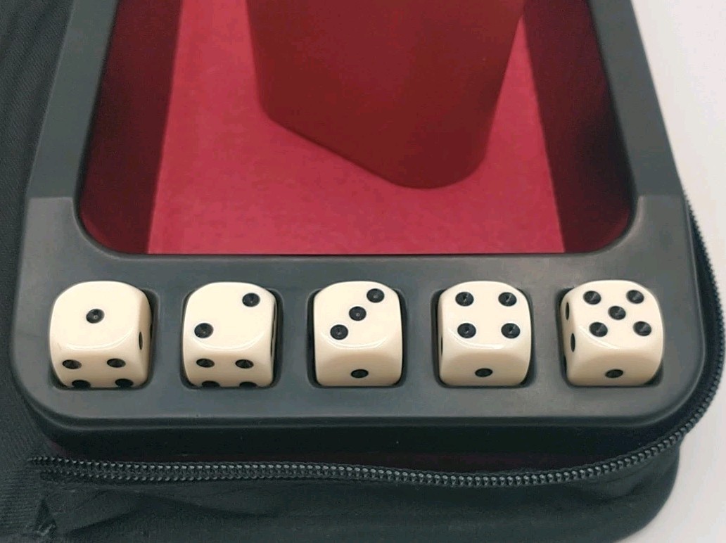 Yahtzee Deluxe Travel Edition 2003 Game Folio w/ Black Nylon Zip Case Road Trip