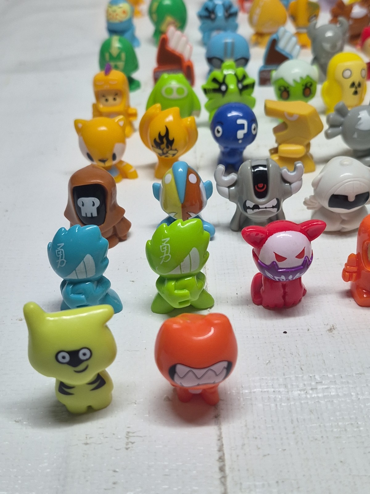 2010 JONA Gogo’s Crazy Bones Exclusive Ltd Edition Collector Tins 78 Figurines