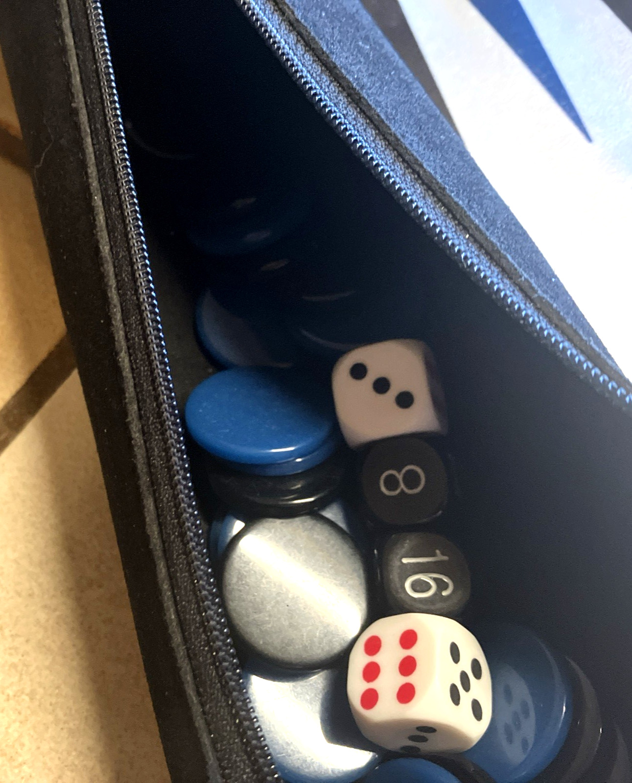 TRAVEL ROLL-UP BACKGAMMON 15″ SILVER METALLIC & BLACK SUEDE, TEAL & BLACK CHIPS