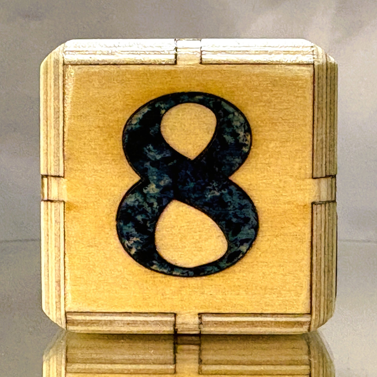 Snowman’s Shimmer – Deep Blue Winter – Backgammon Doubling Cube 36mm