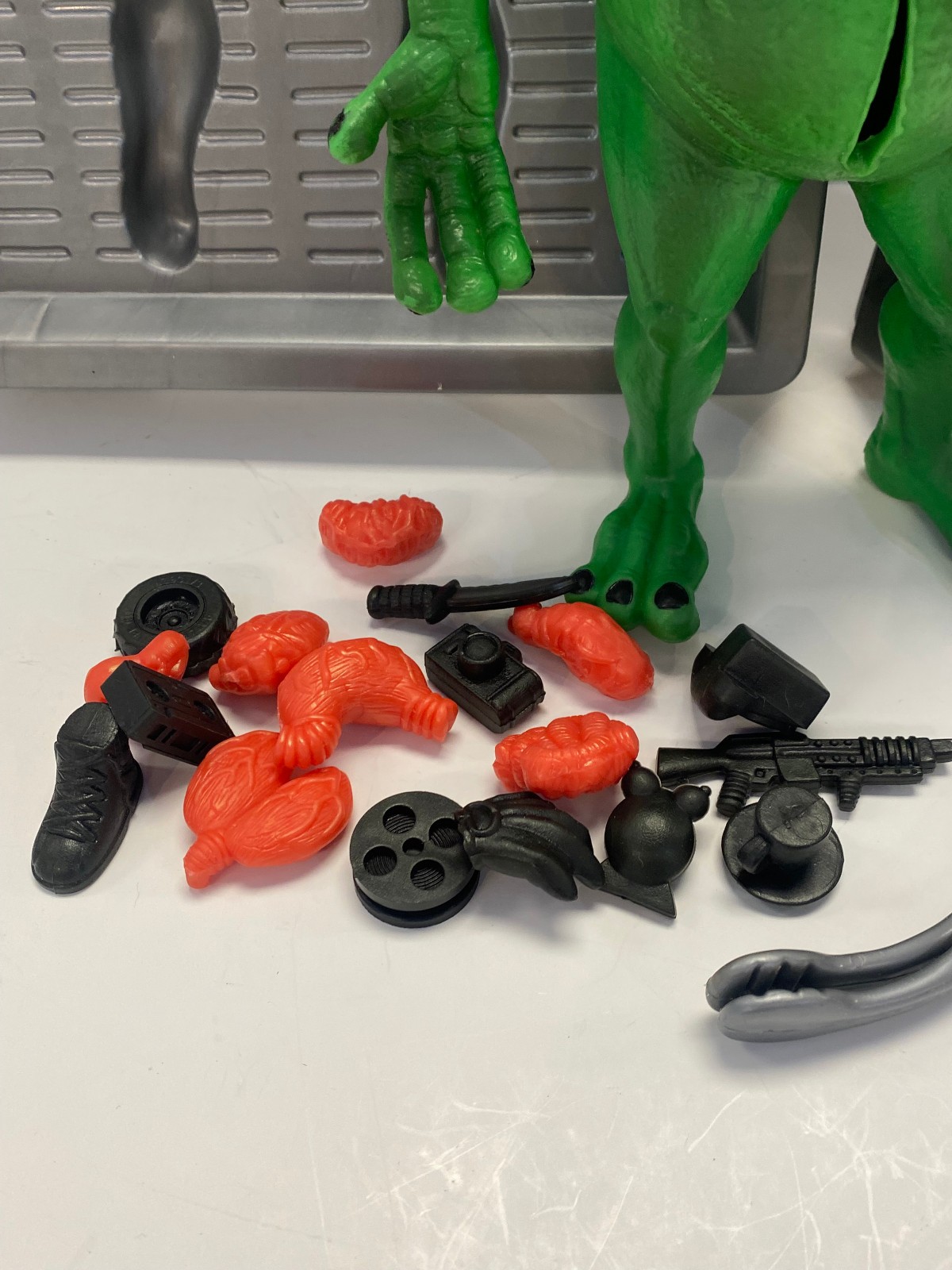 1997 Alien Autopsy Game by R. Marino – w/ 13.75″ Heavy Rubber Alien – Toy