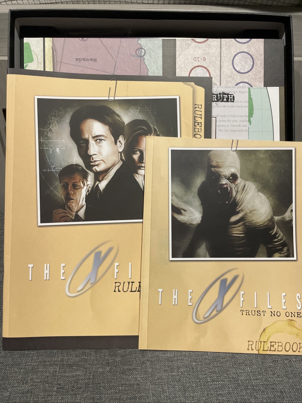 IDW Boardgame X-Files PLUS EXPANSION 2014 MINT